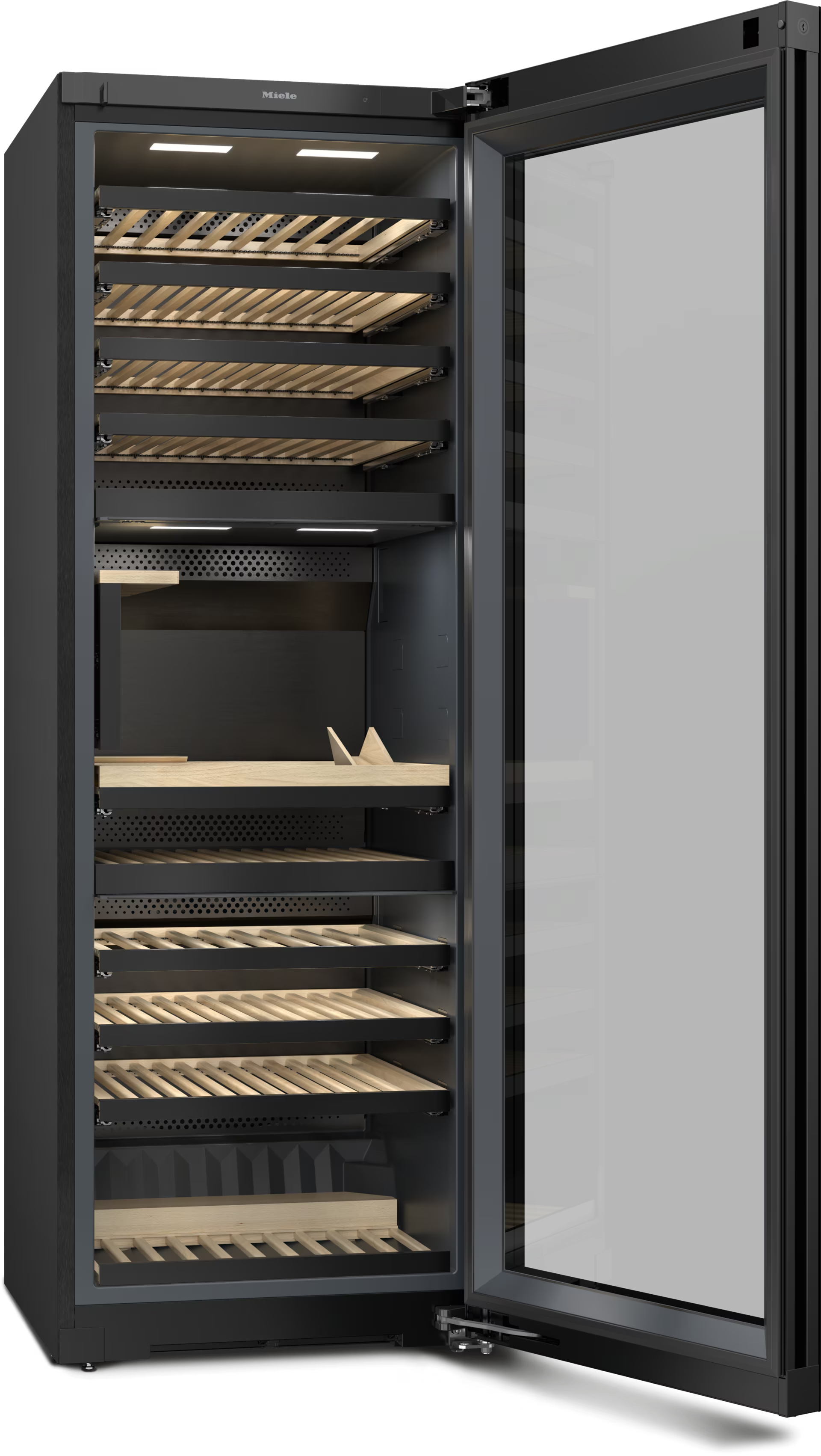 Schwarzer Kühlschrank mit offener Tür, die Holzregale und Weinflaschen zeigt.