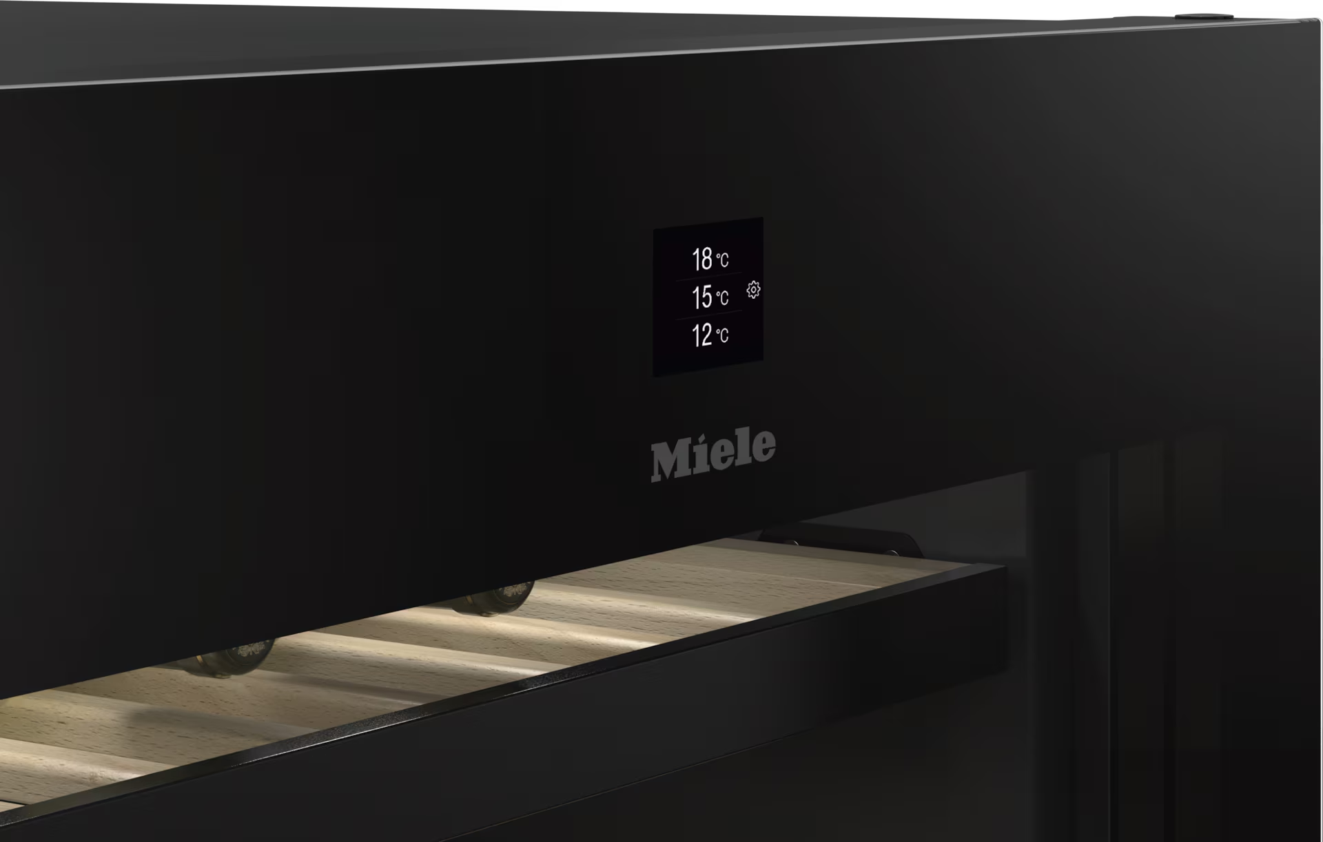 Schwarzer Miele-Weinkühler mit digitaler Temperaturanzeige. Holzweinregal sichtbar.