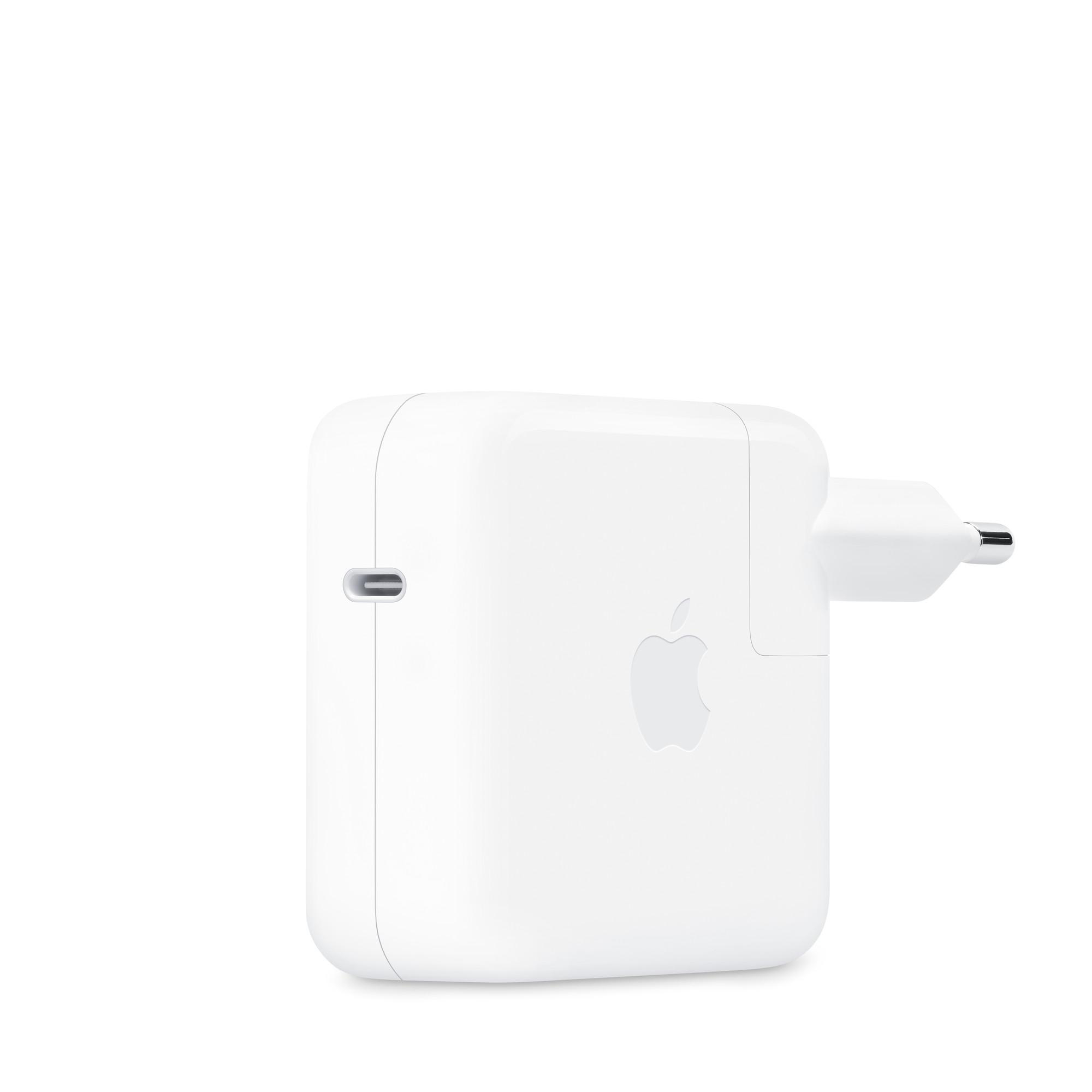 Ein weißes Apple-Ladegerät mit USB-C-Anschluss und Netzstecker. Das Apple-Logo ist sichtbar.