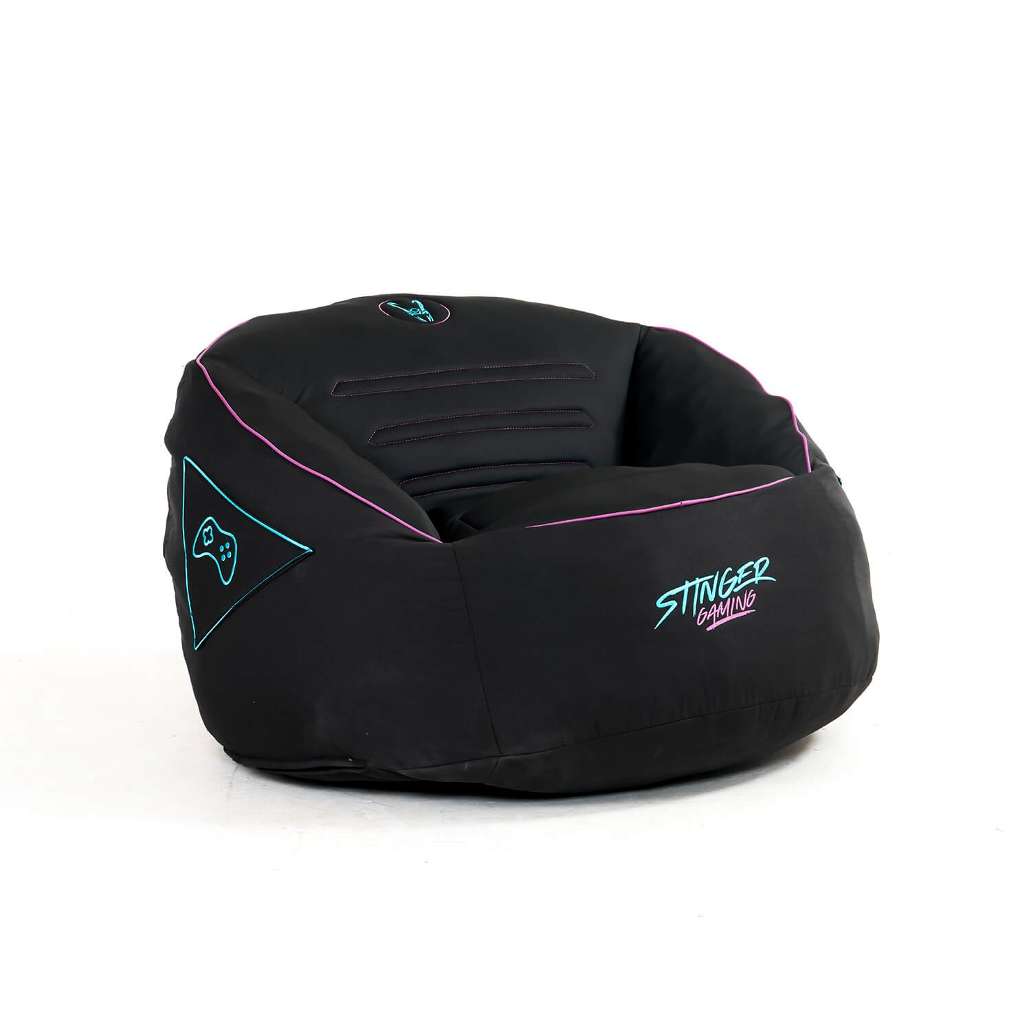 Sillón beanbag negro para juegos con logo, sobre superficie blanca.