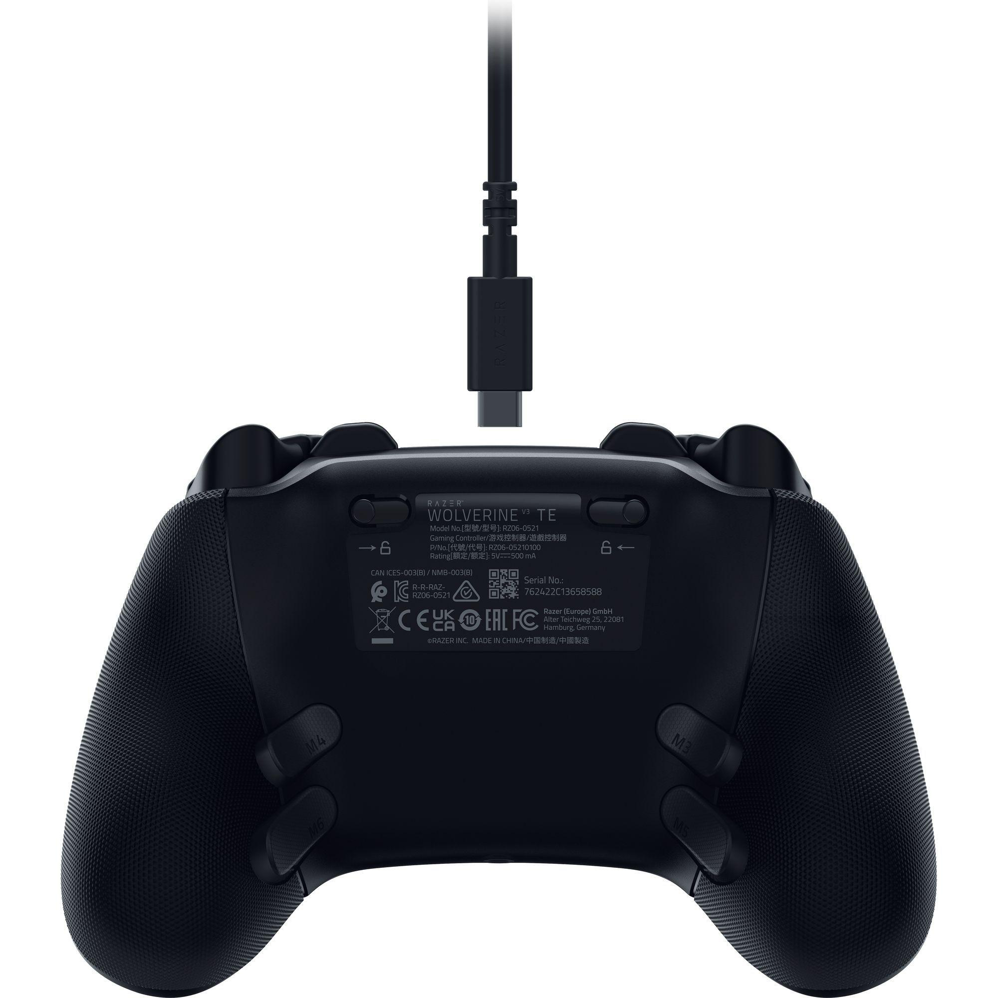 Schwarzer Gamecontroller mit eingestecktem Kabel, mit Knöpfen auf der Rückseite.