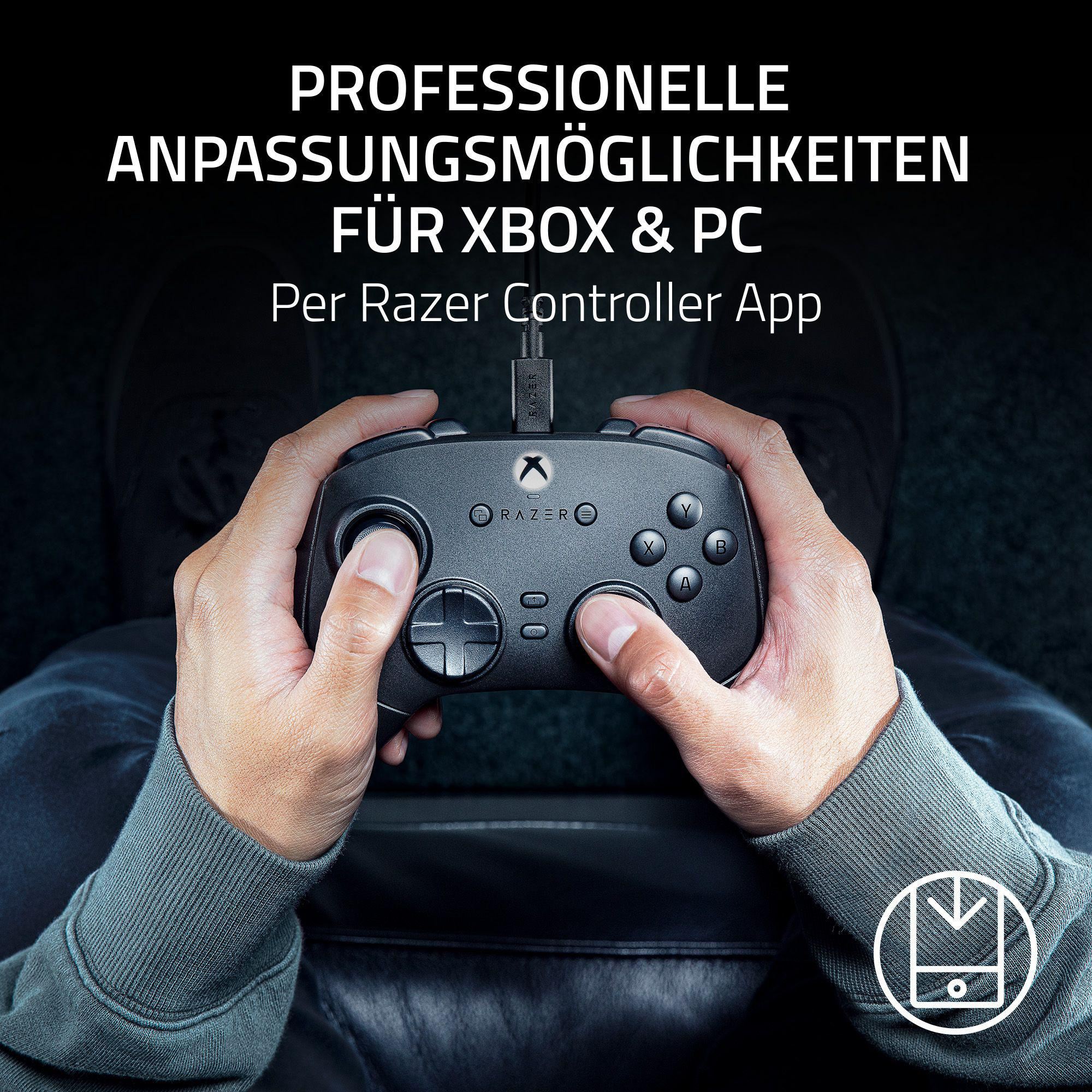 Hände halten einen schwarzen Razer-Controller. Text: Professionelle Anpassungsmöglichkeiten für Xbox & PC.
