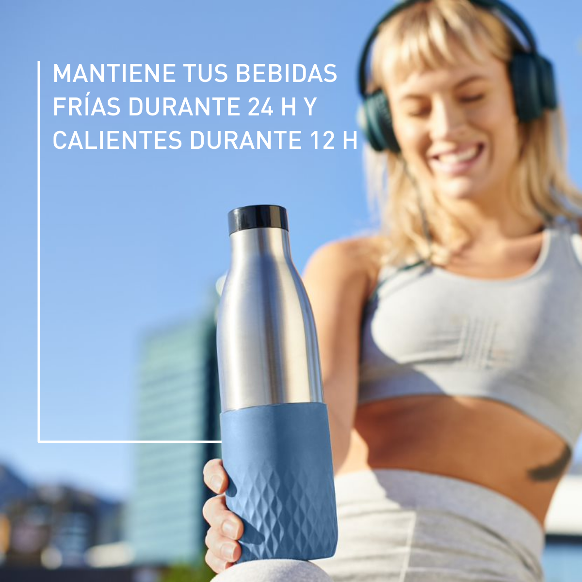 Mujer con auriculares y una botella de agua. Texto: 'Mantiene las bebidas frías 24H y calientes 12H'.