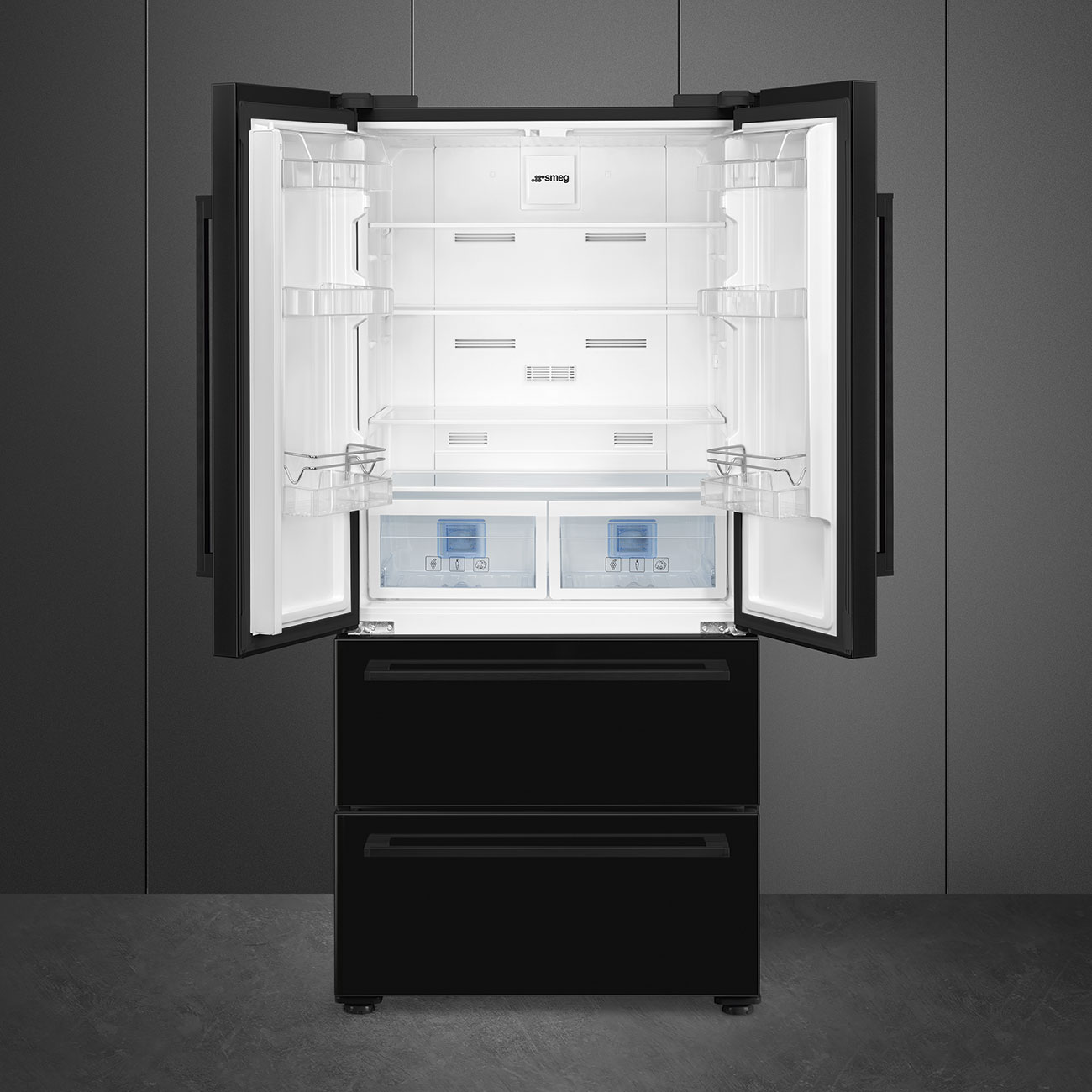 Schwarzer Smeg Kühlschrank mit offenen Türen, zeigt Regale und Gefrierschubladen.