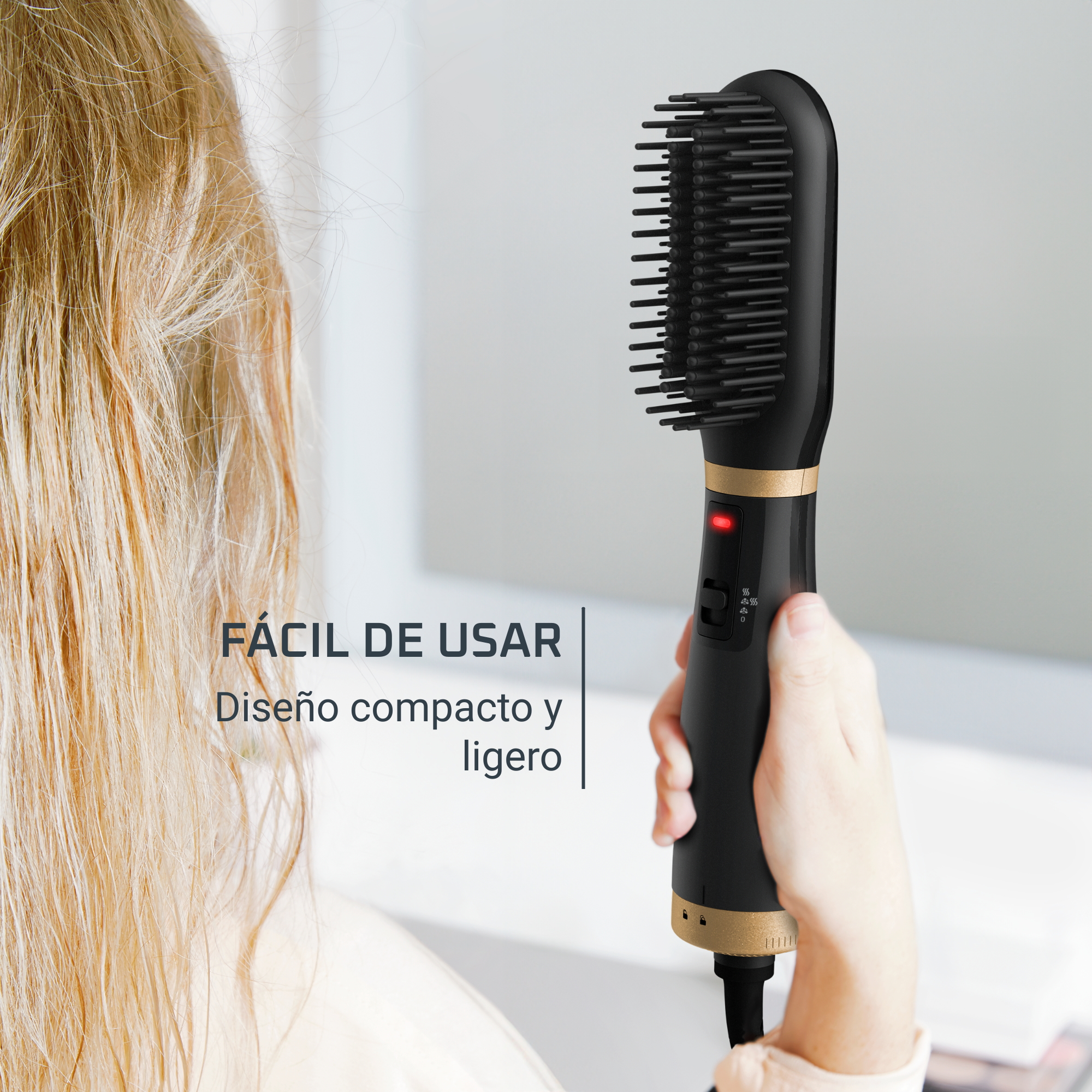 Una mujer sostiene un cepillo alisador de cabello negro y dorado. Texto: Fácil de usar, diseño compacto y ligero.