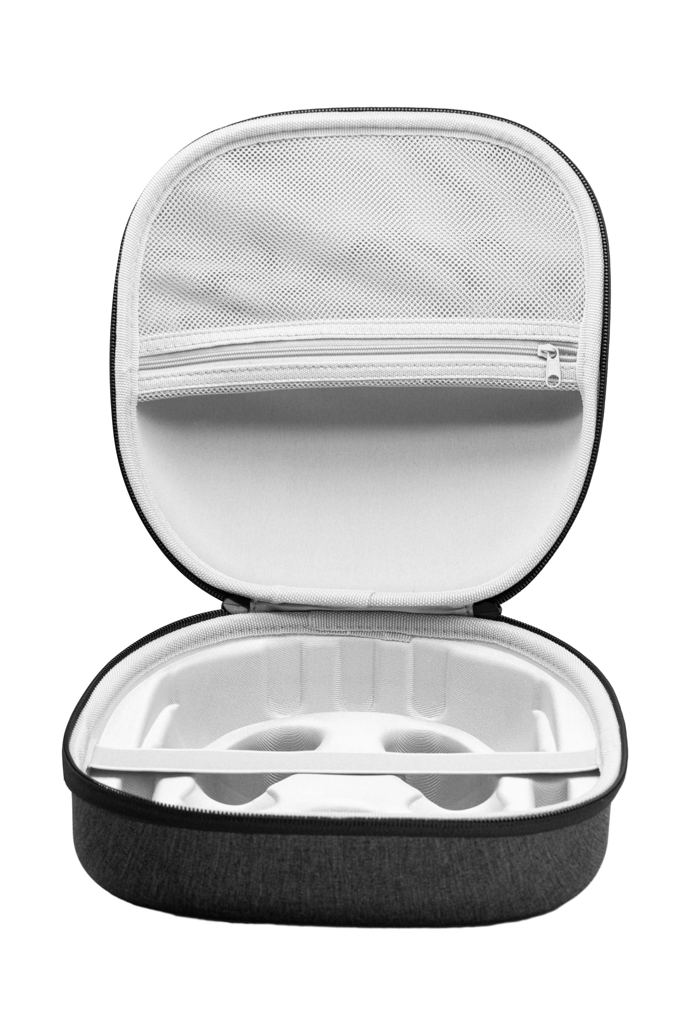 Ein offener, schwarz-grauer VR-Headset-Koffer. Reißverschluss und ein weißes Innenfach mit Halterung.