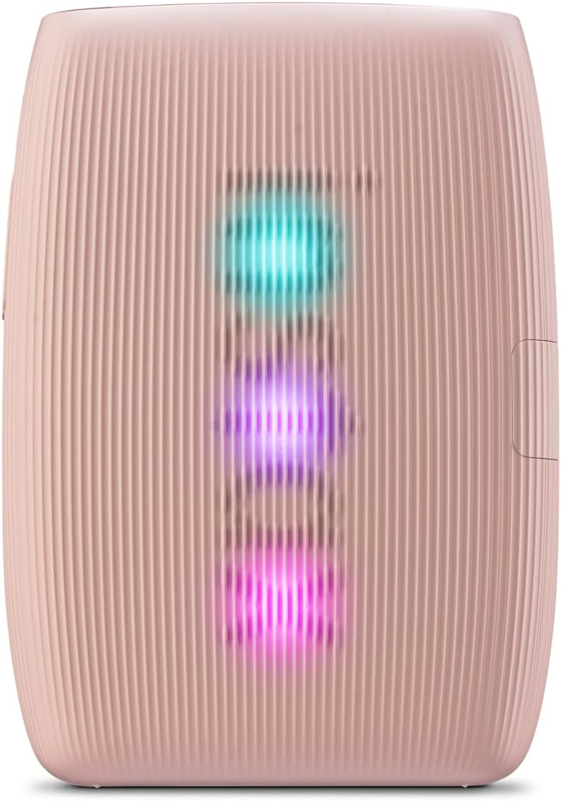 Un altavoz rosa con tres luces de colores en la parte delantera.