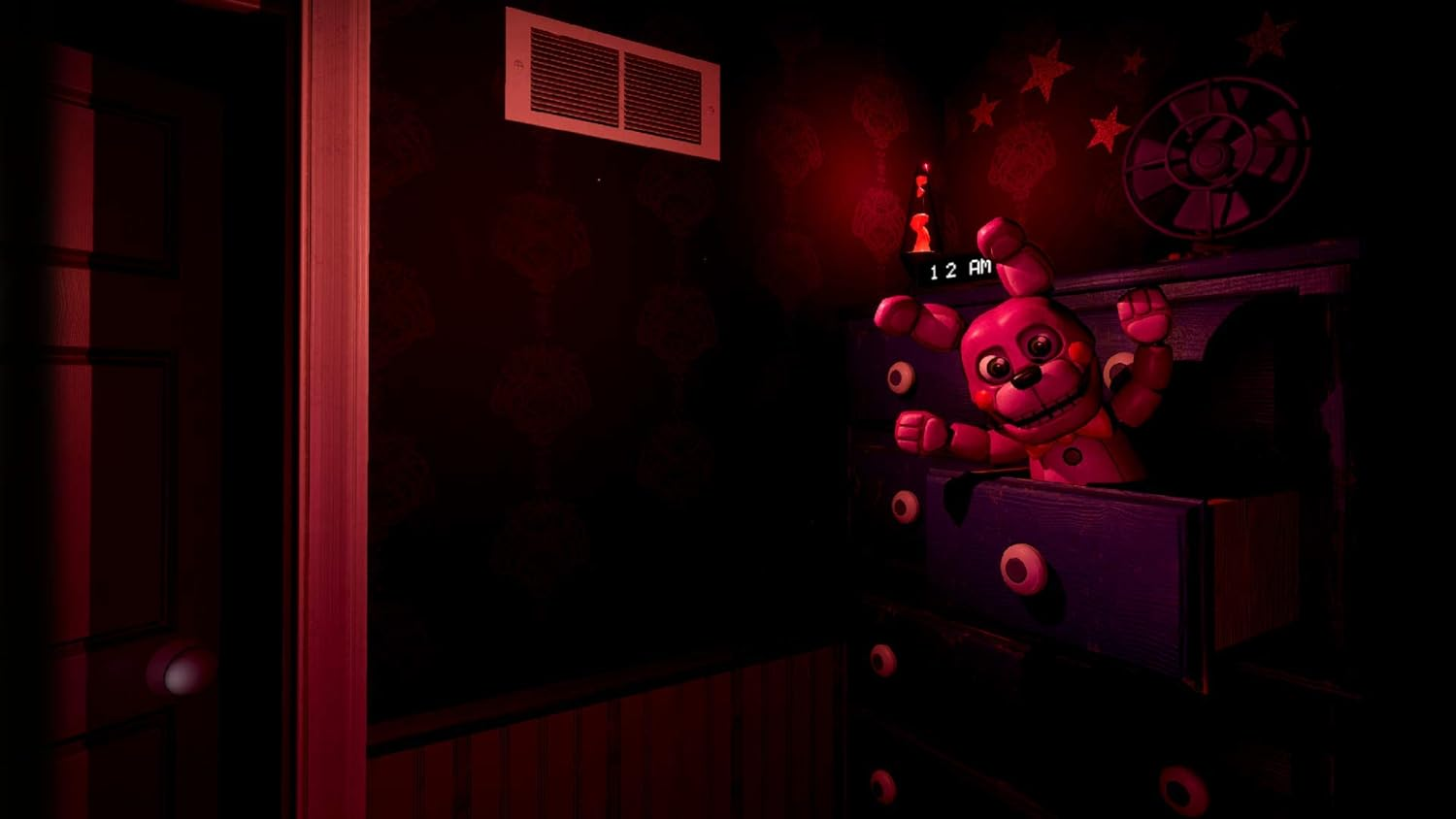 Una habitación oscura con un personaje animatrónico rosa en una cómoda morada. Un ventilador visible.