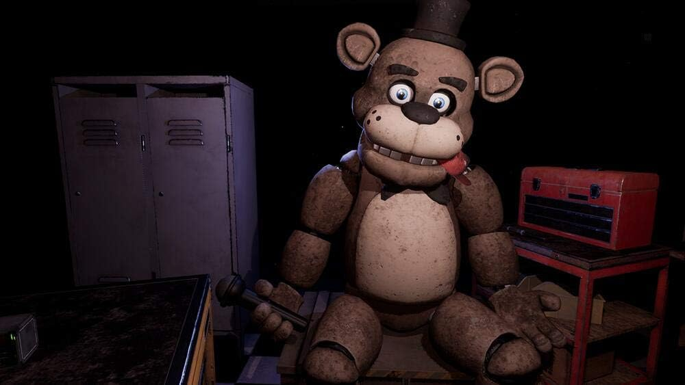Animatrónico marrón de Freddy Fazbear, sosteniendo un micrófono, en una habitación oscura. Estantes y taquillas de madera.