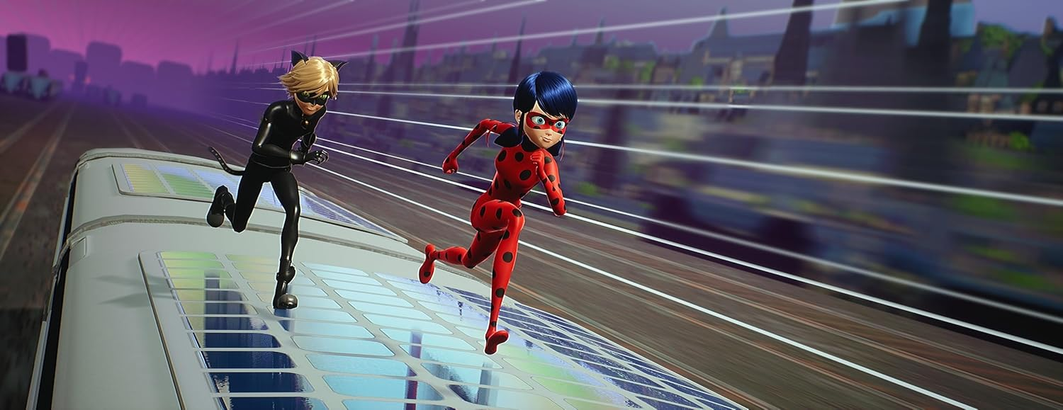 Cat Noir y Ladybug corren sobre un tren.