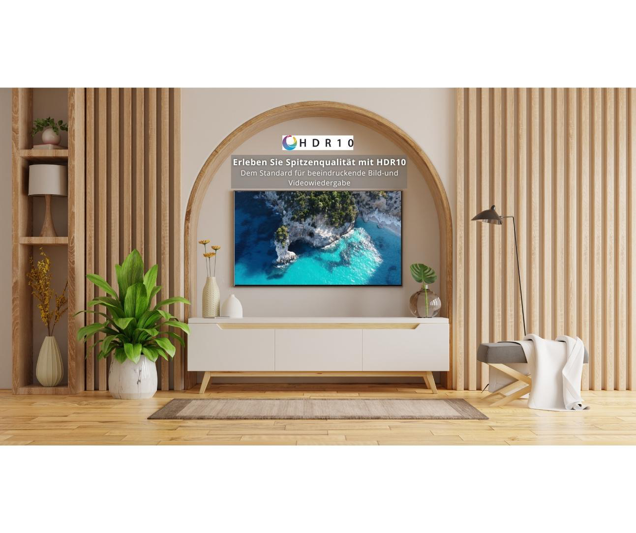 Wohnzimmerszene mit Fernseher, Pflanzen und Holzverkleidung. Text auf dem Bildschirm: 'HDR10'.