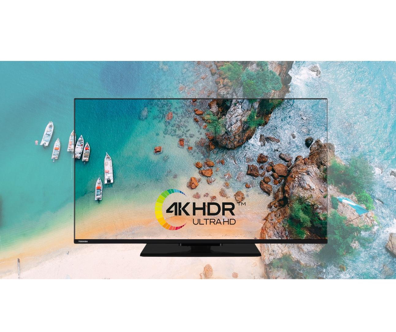 Ein Fernsehbildschirm, der eine Strandszene mit Booten zeigt. Text: 4K HDR Ultra HD. Es ist ein Toshiba-Fernseher.