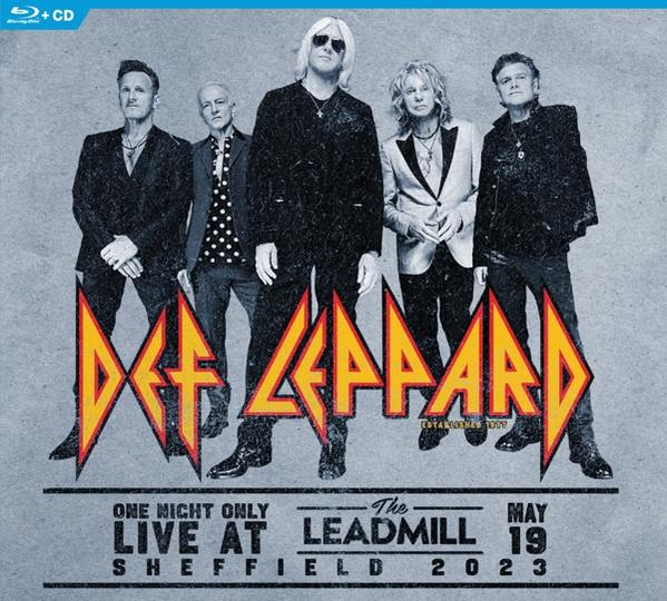 Def Leppard Live Album Cover mit der Band vor einem Logo.