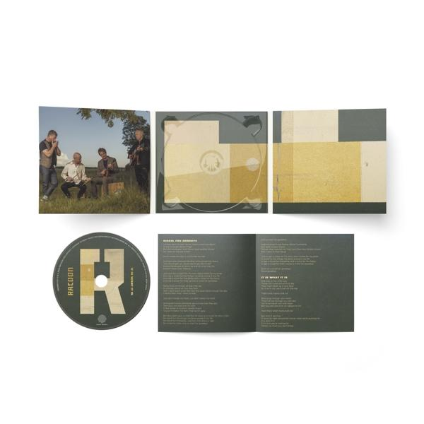 Pochette d'album : Un boîtier de CD et un CD avec une photo du groupe et des paroles.
