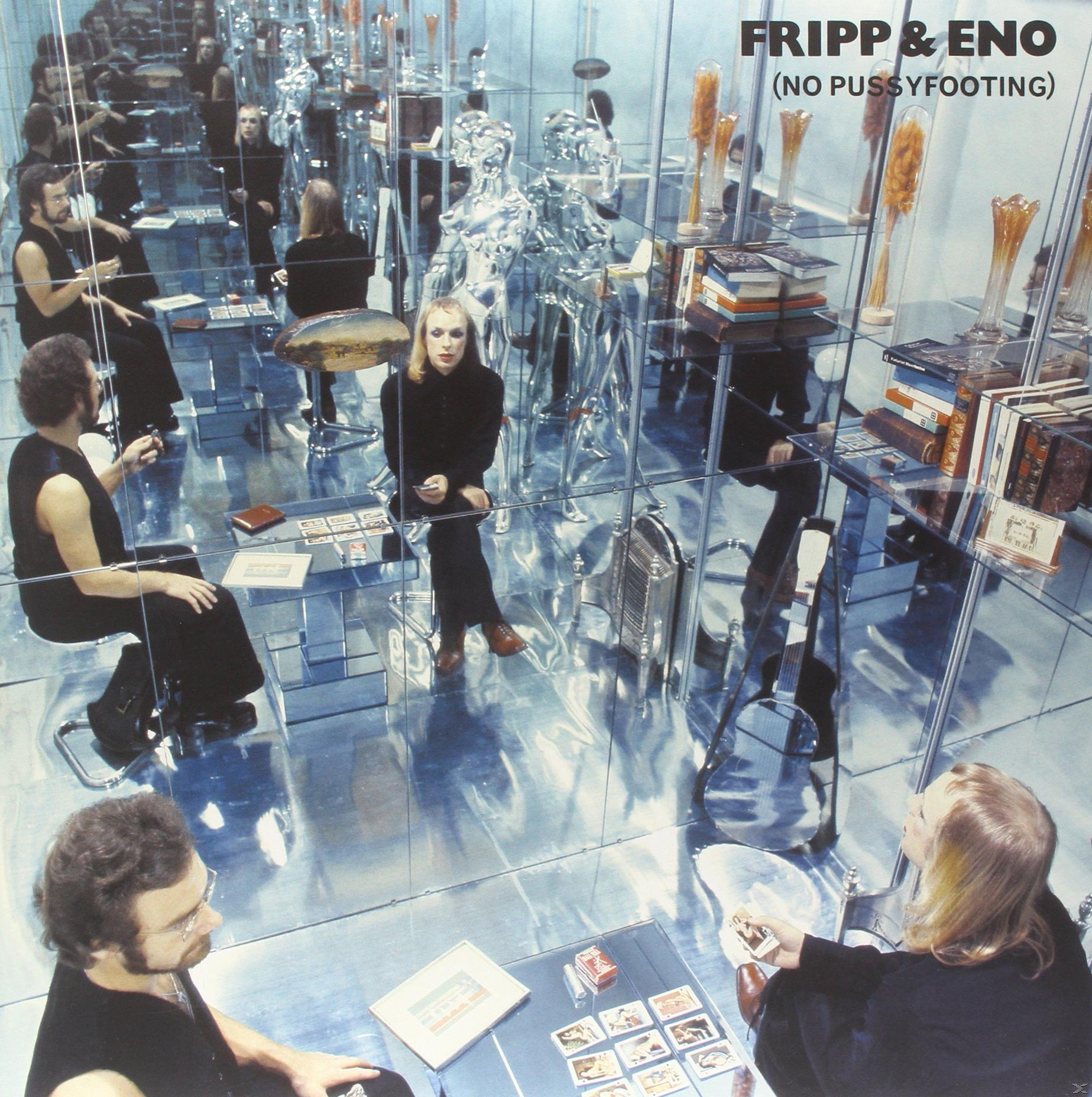 Album borító több emberrel egy tükrös szobában. A cím: 'Fripp & Eno'.