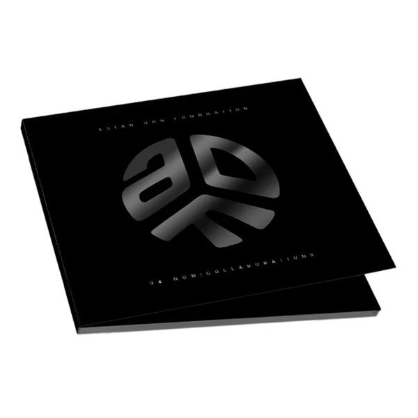 Zwarte albumhoes met een zilveren logo en tekst, geïsoleerd op een witte achtergrond.