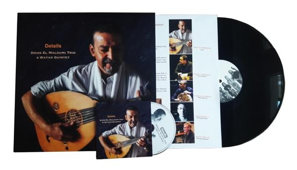Albumcover mit einem Mann, der Oud spielt. Eine CD und eine Schallplatte sind ebenfalls sichtbar.