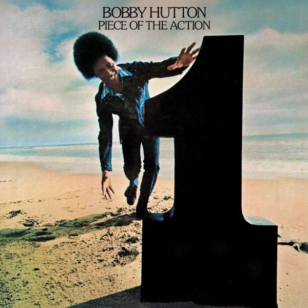 Bobby Hutton Albumcover mit einem Mann, der sich auf eine große schwarze Eins am Strand lehnt.