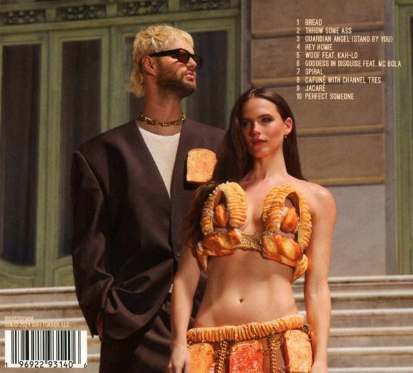 Ein Paar posiert für ein Foto in einem Outfit zum Thema Brot, mit einem Gebäude im Hintergrund.