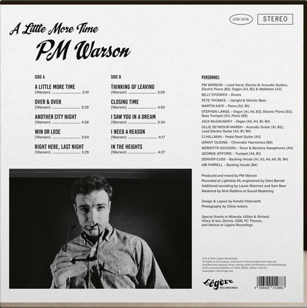 Albumcover mit einem Mann, der eine Brille hält, mit Text und Titellisten. Es ist ein Schwarzweißbild.
