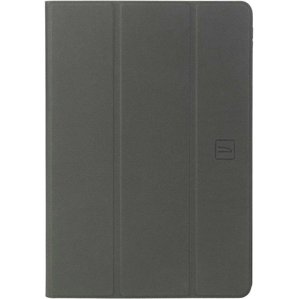 Eine graue Tablet-Hülle, geschlossen. Die Hülle ist schlicht, mit einem kleinen Logo. Hellfarbige Oberfläche.