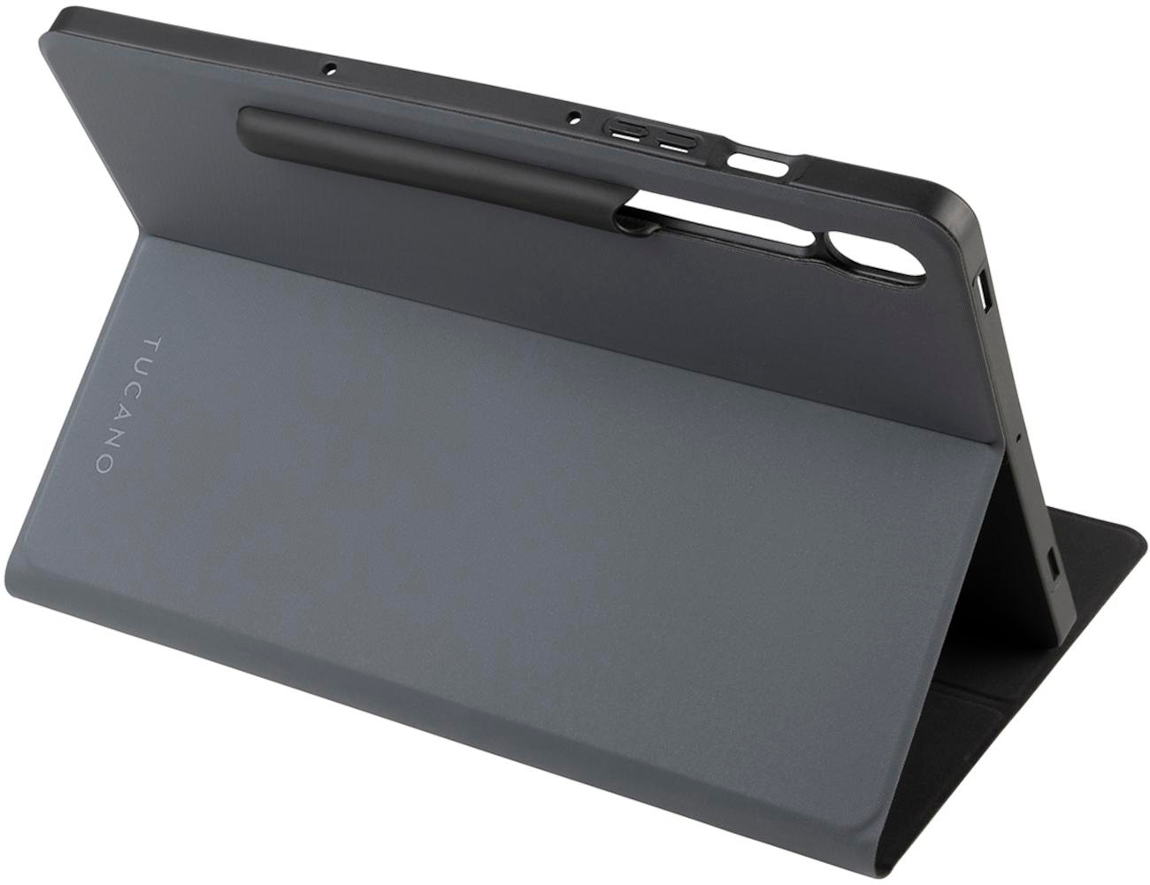 Dunkelgraue Tablet-Hülle, geöffnet. Das Tablet steht auf einem Ständer, die Hülle hat das 'TUCANO'-Logo. Schwarzer Hintergrund.