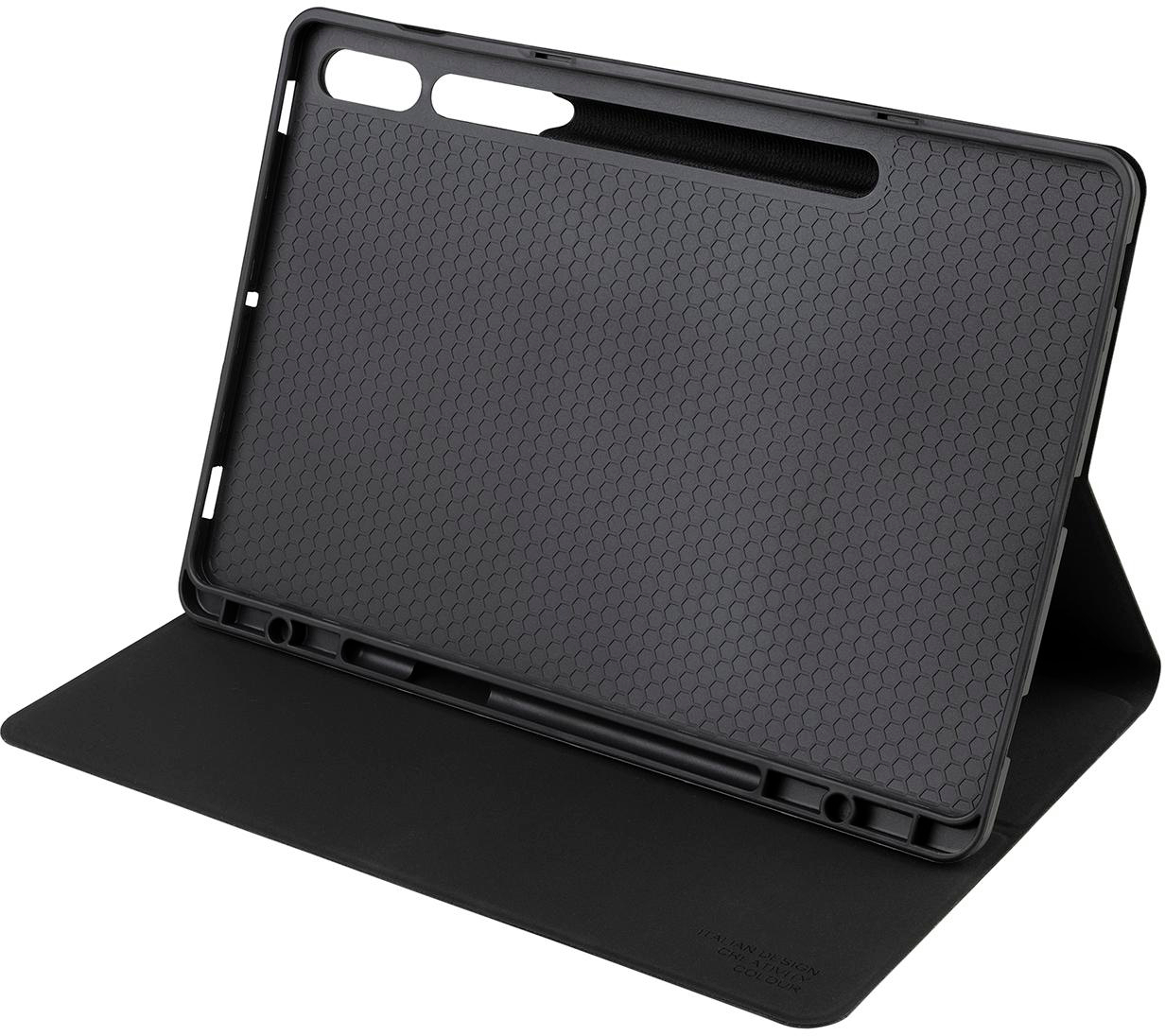 Ein schwarzes Tablet in einer Hülle, mit offenem Deckel, zeigt die Rückseite des Tablets mit einem Wabenmuster.