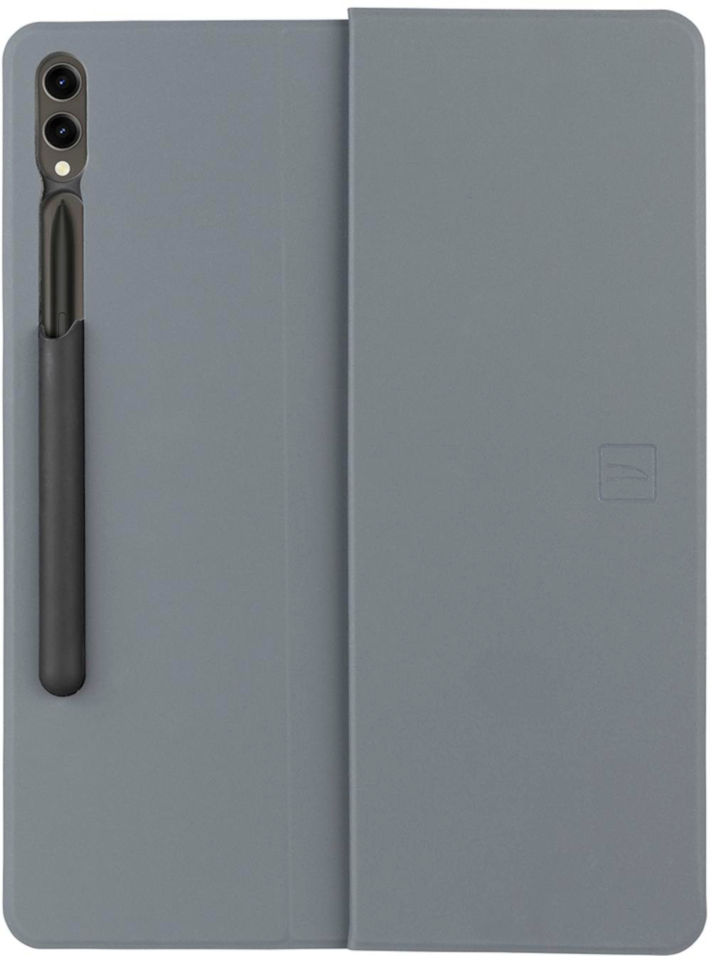 Tablet-Hülle, graue Farbe, mit eingelegtem Stift. Die Hülle ist geschlossen, minimalistisches Design.