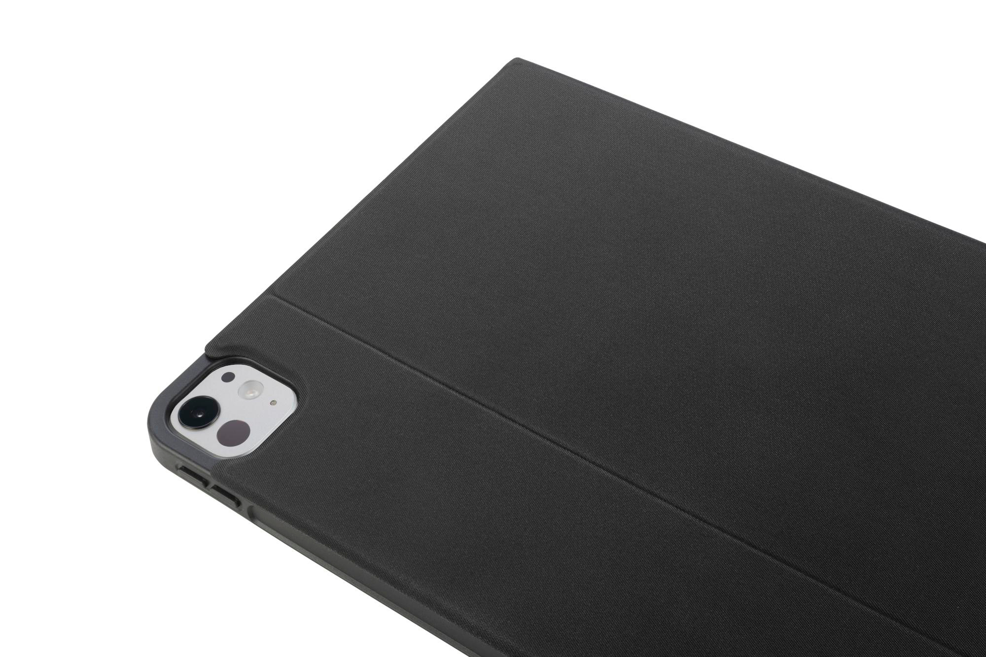 Schwarze iPad-Hülle mit Kameraausschnitt. Die Hülle ist geschlossen. Weißer Hintergrund.