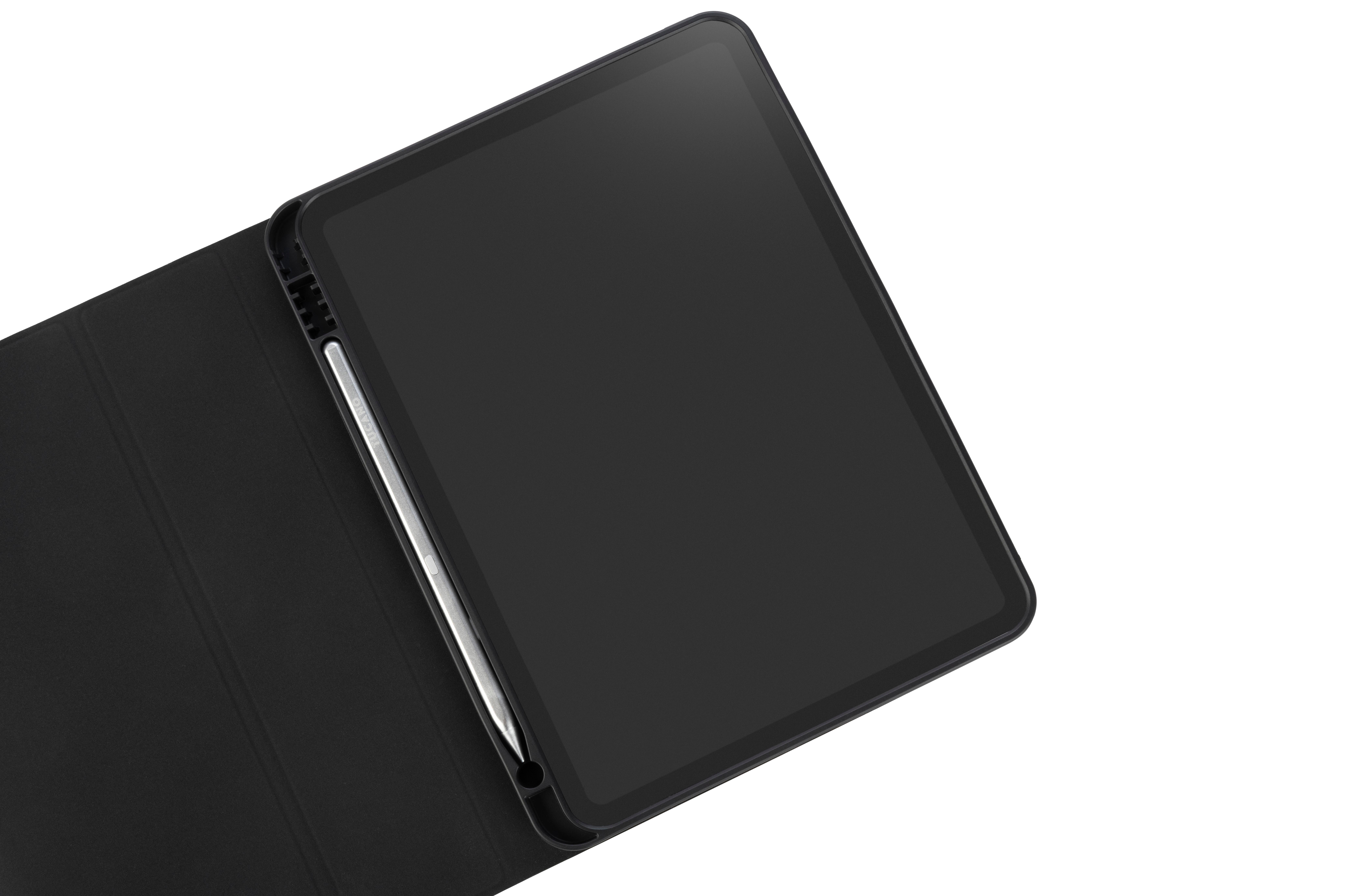 Schwarzes Tablet mit Stift in schwarzer Hülle auf weißem Hintergrund.
