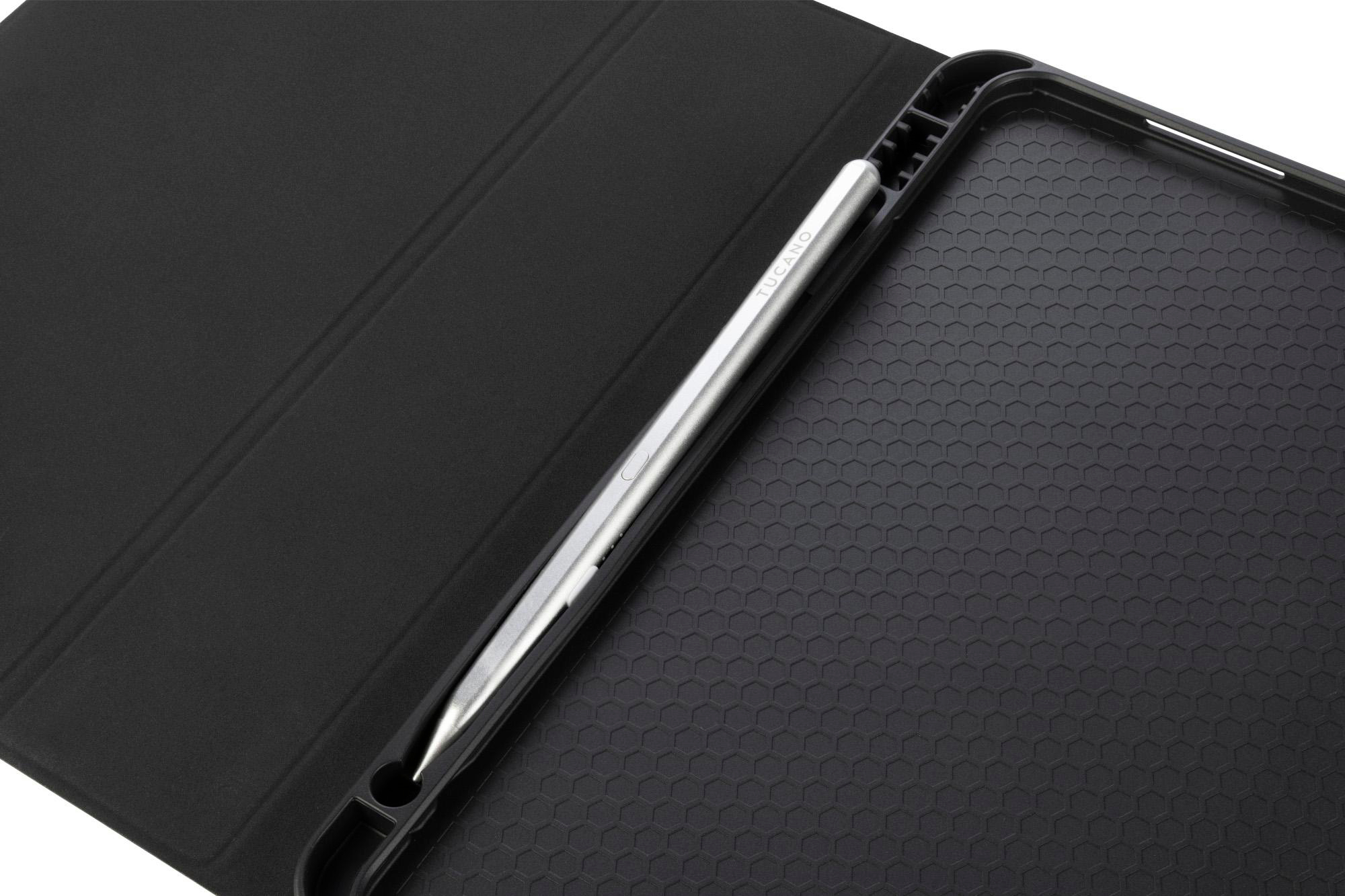Schwarze Tablet-Hülle mit silbernem Stift; dunkles Wabenmuster sichtbar.