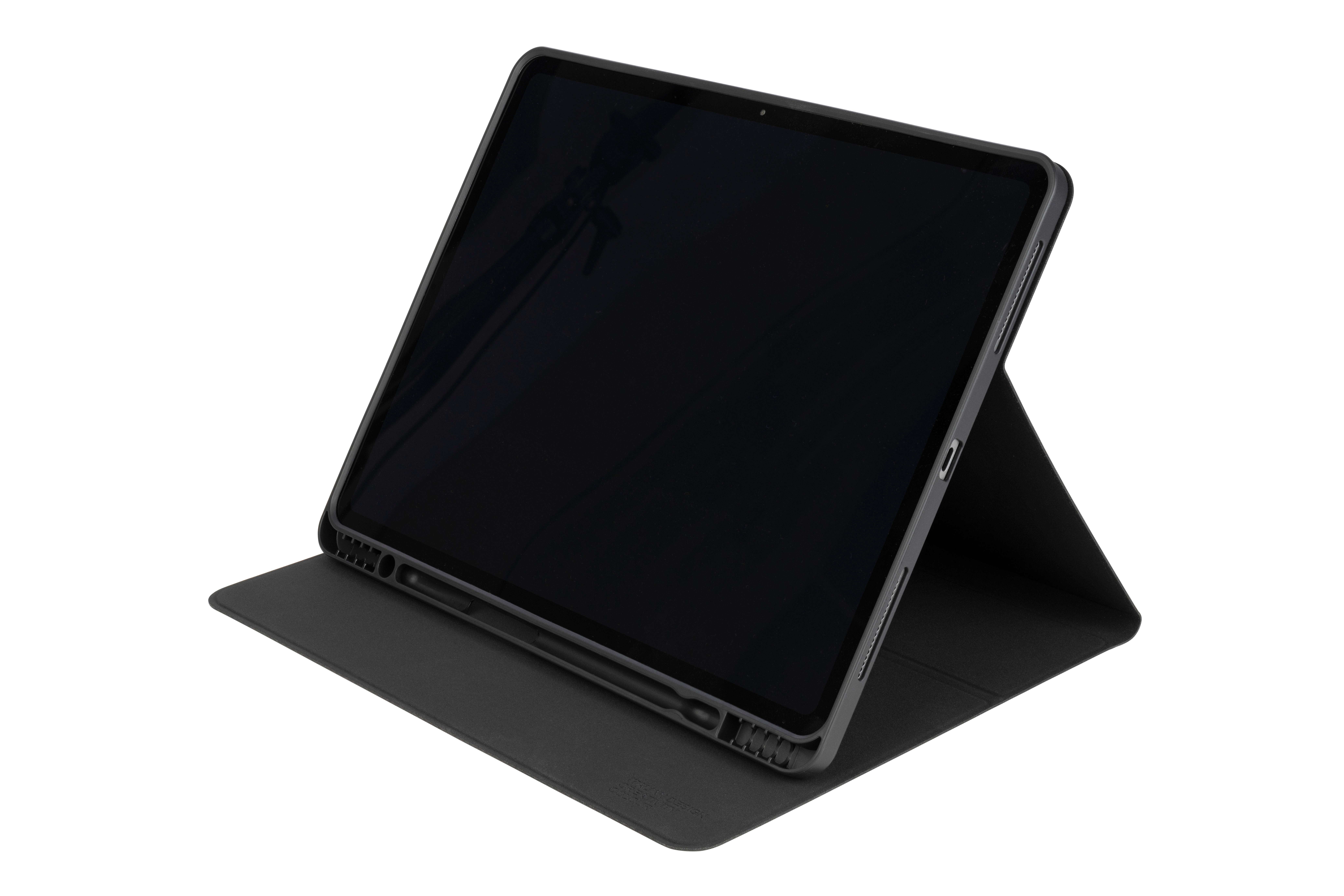 Ein Tablet in einer schwarzen Hülle mit Stift auf weißem Untergrund.