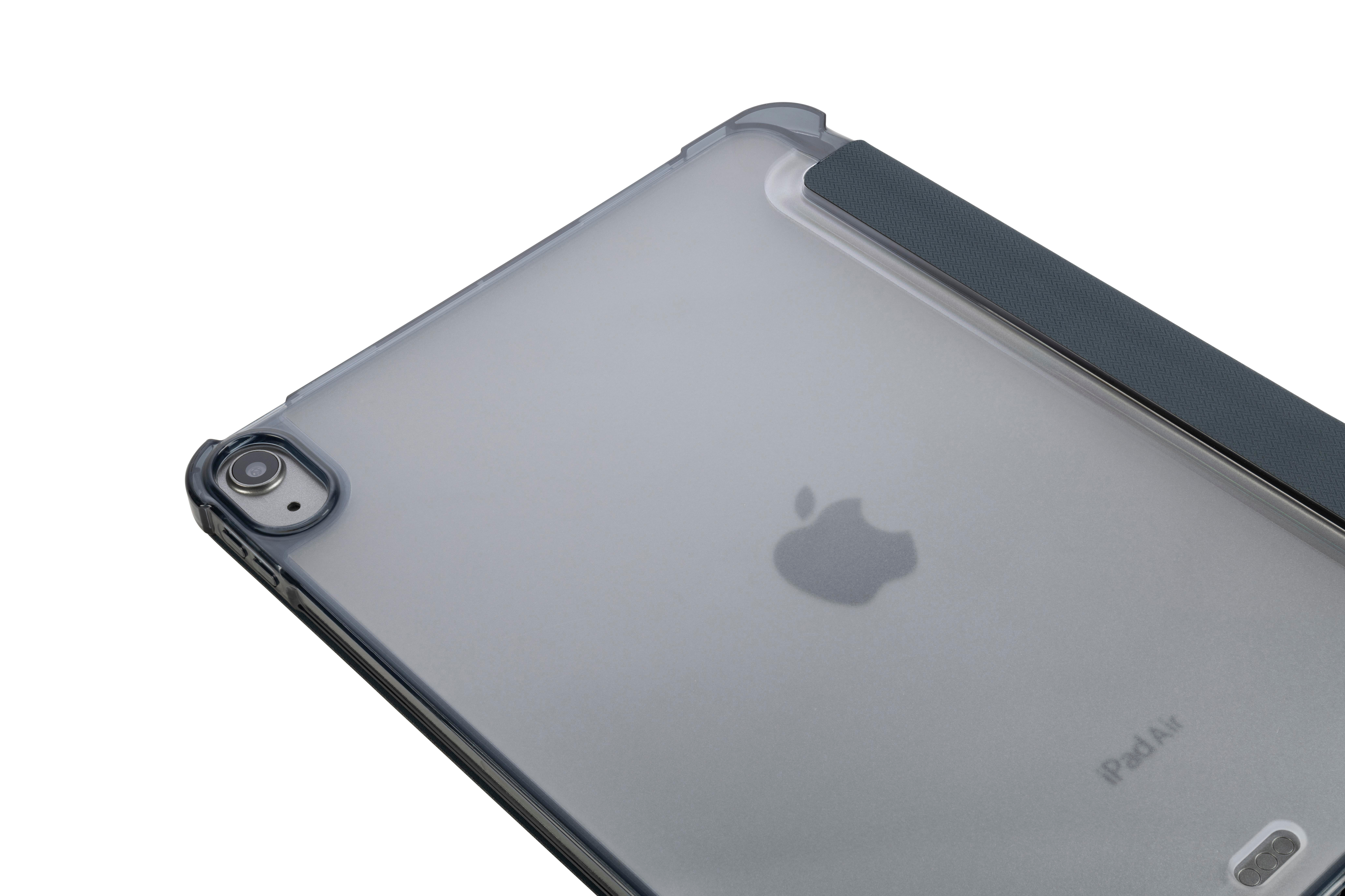 iPad Air in einer transparenten Hülle, Rückseite mit Apple-Logo.
