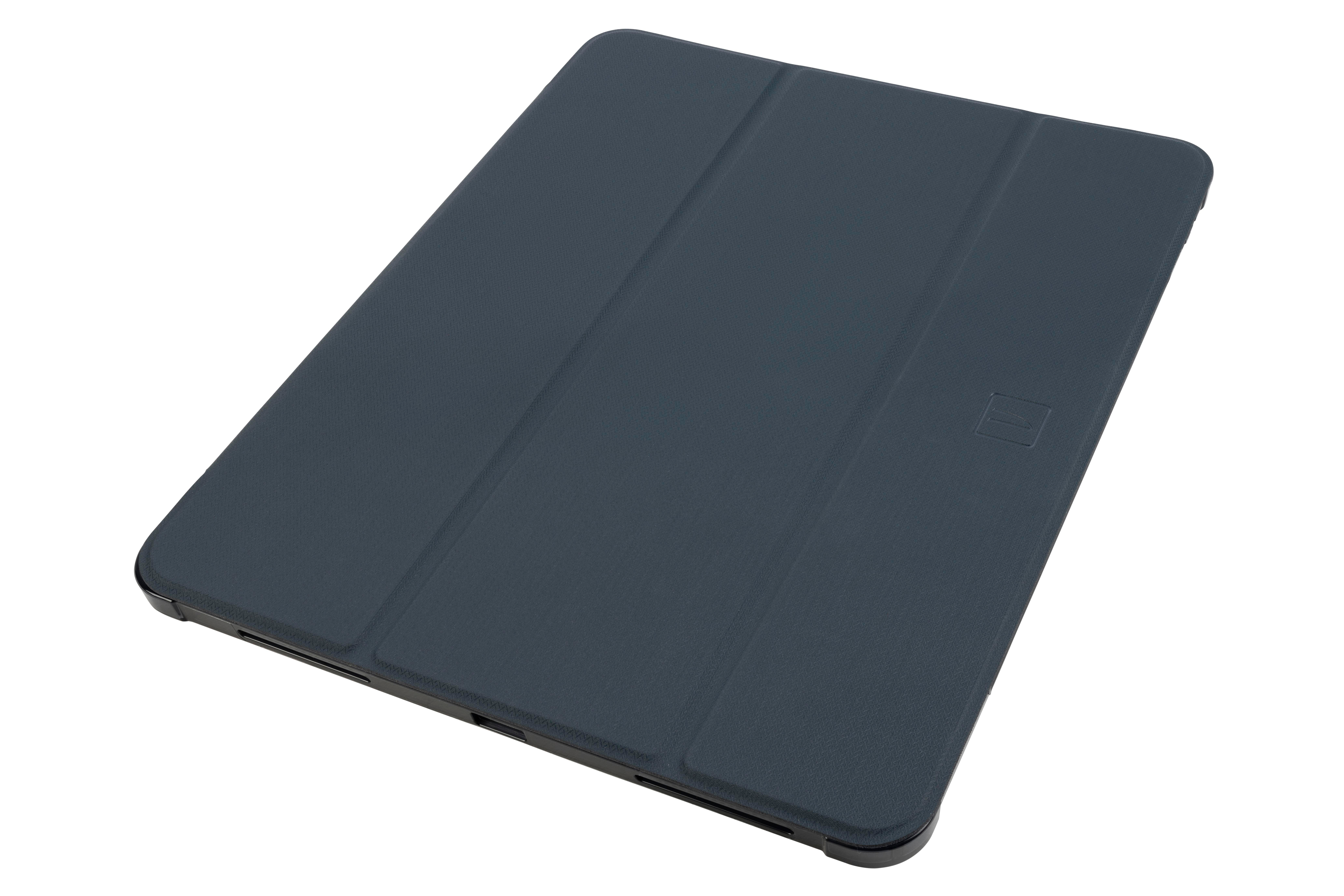Eine dunkelblaue Tablethülle, geöffnet. Sie liegt schräg. Die Hülle hat oben rechts ein Logo.