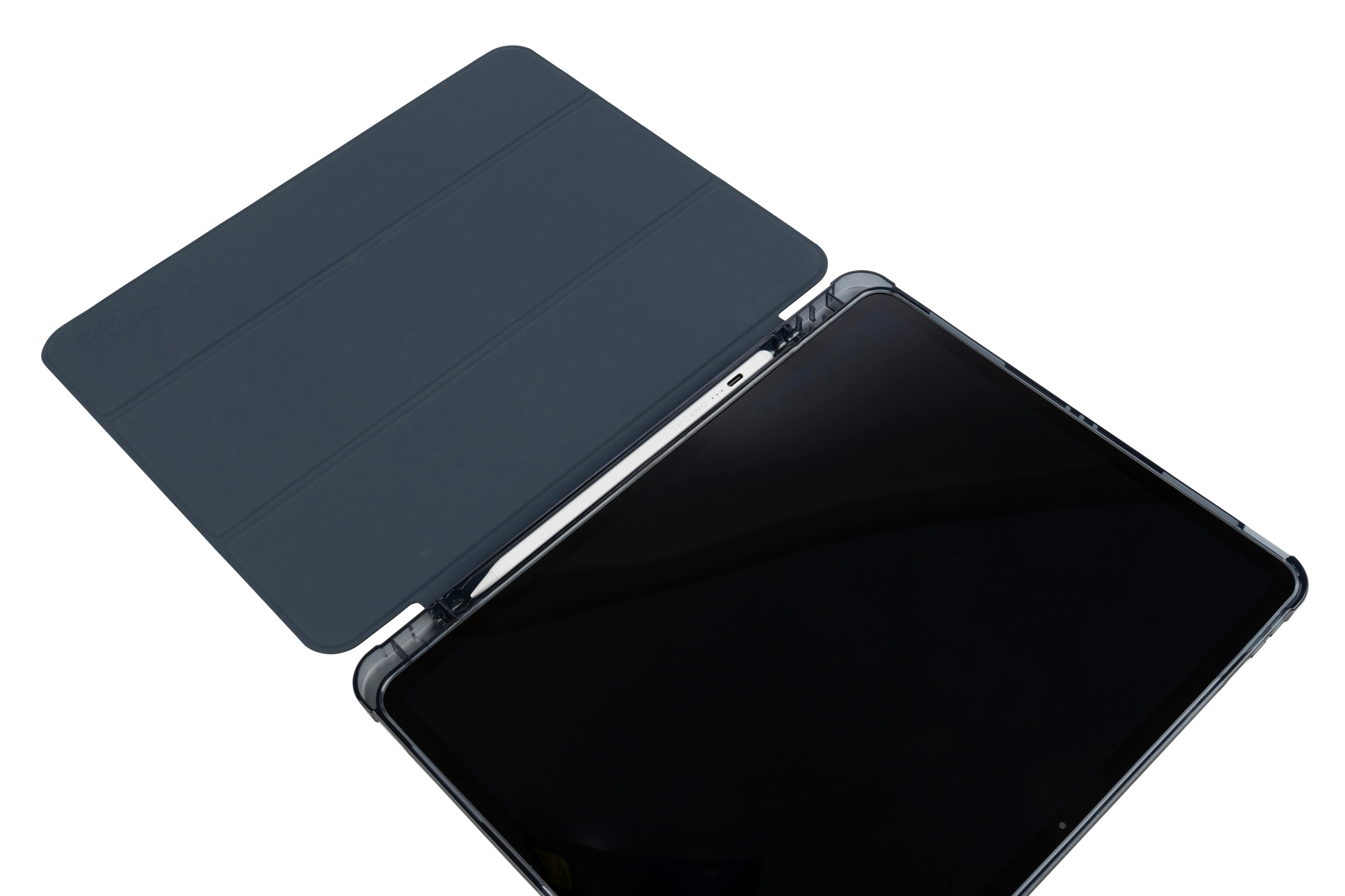 Tablet mit blauem Cover und weißem Stift; das Tablet ist angewinkelt.