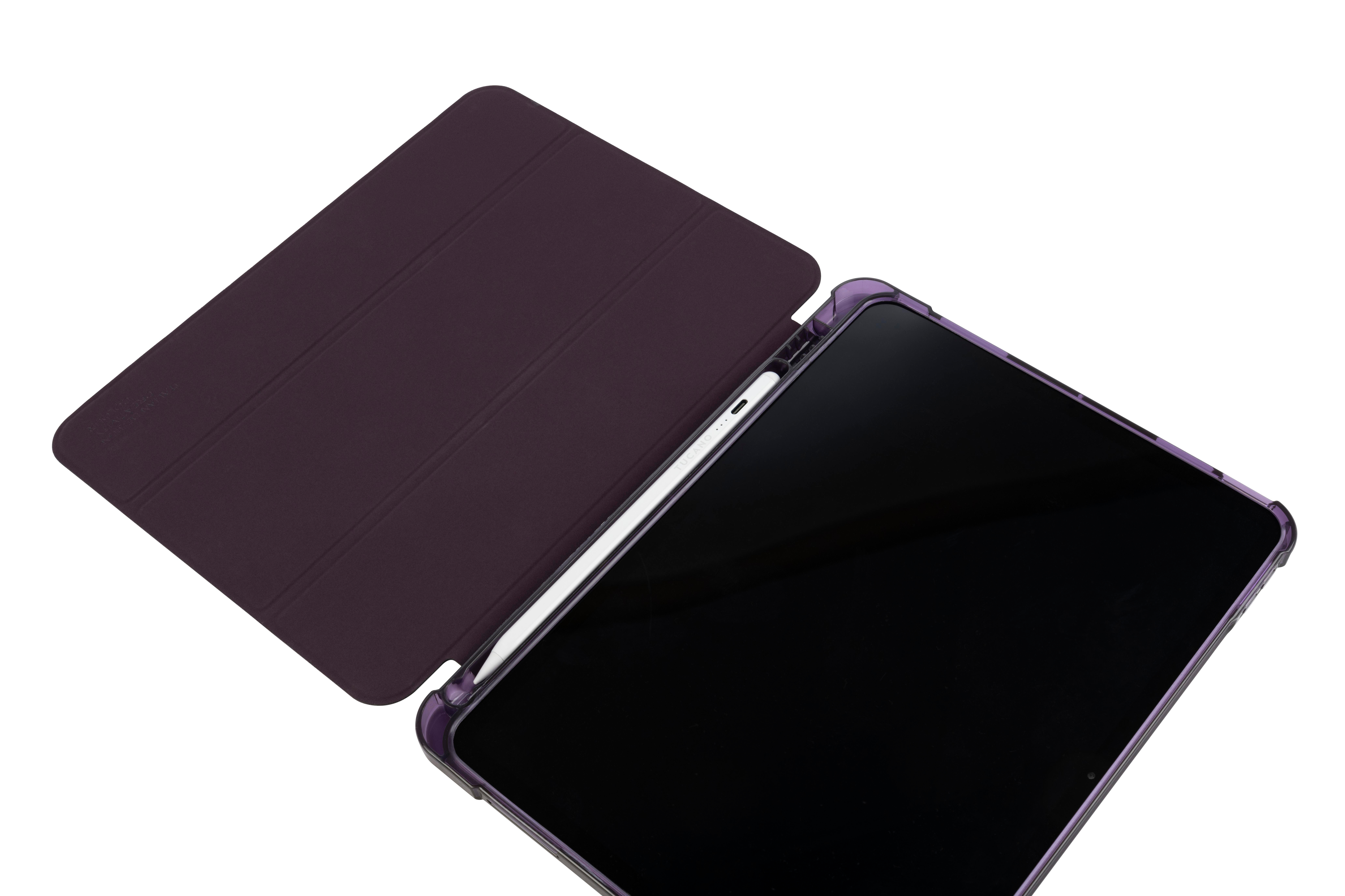 Tablethülle mit lila Abdeckung und Stift, offen, auf weißem Hintergrund.