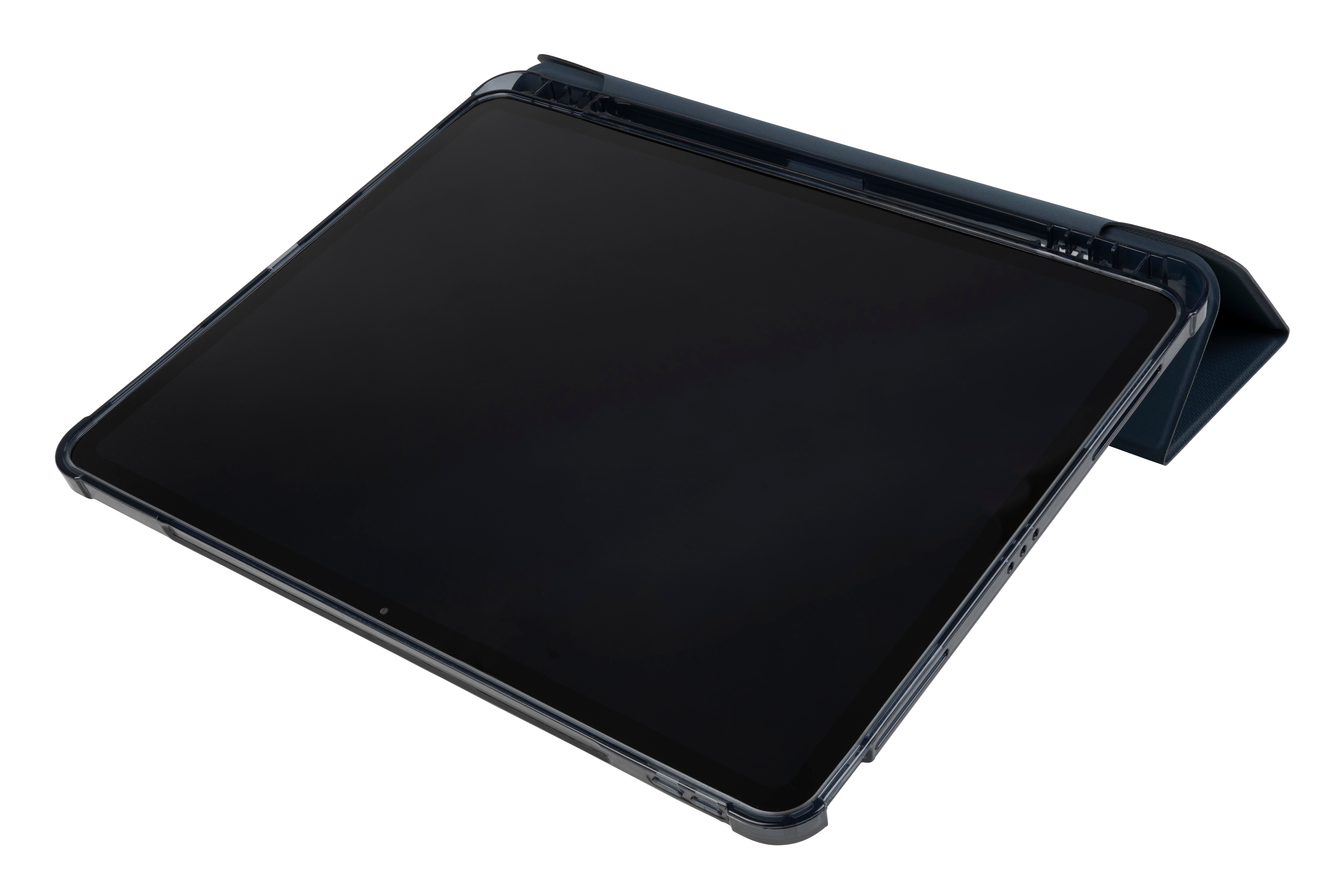 Ein Tablet in einer dunkelblauen Hülle, aus einem Winkel vor weißem Hintergrund betrachtet.