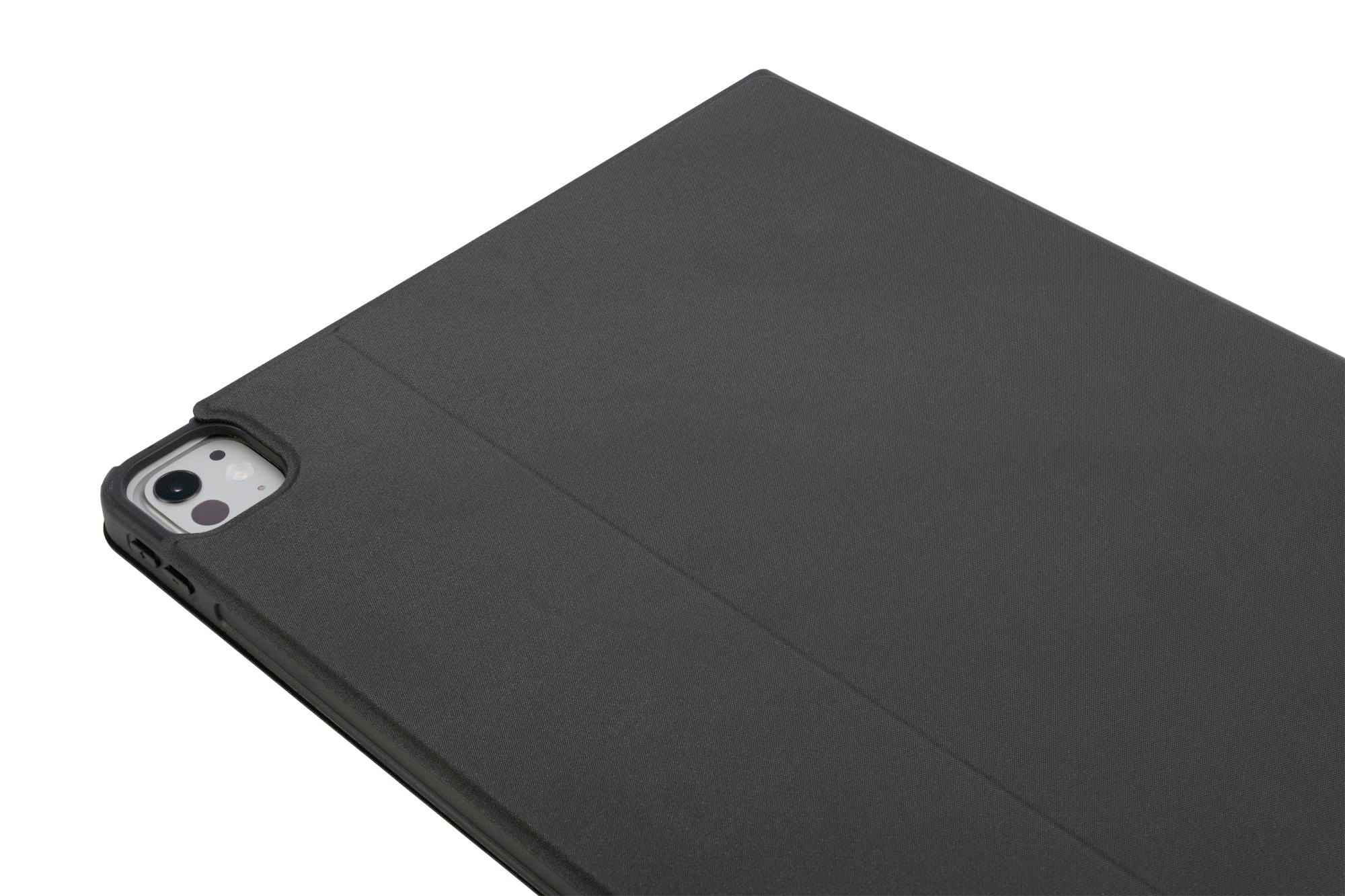Eine schwarze Tablethülle mit Tablet, die Kamera und Kante zeigt.