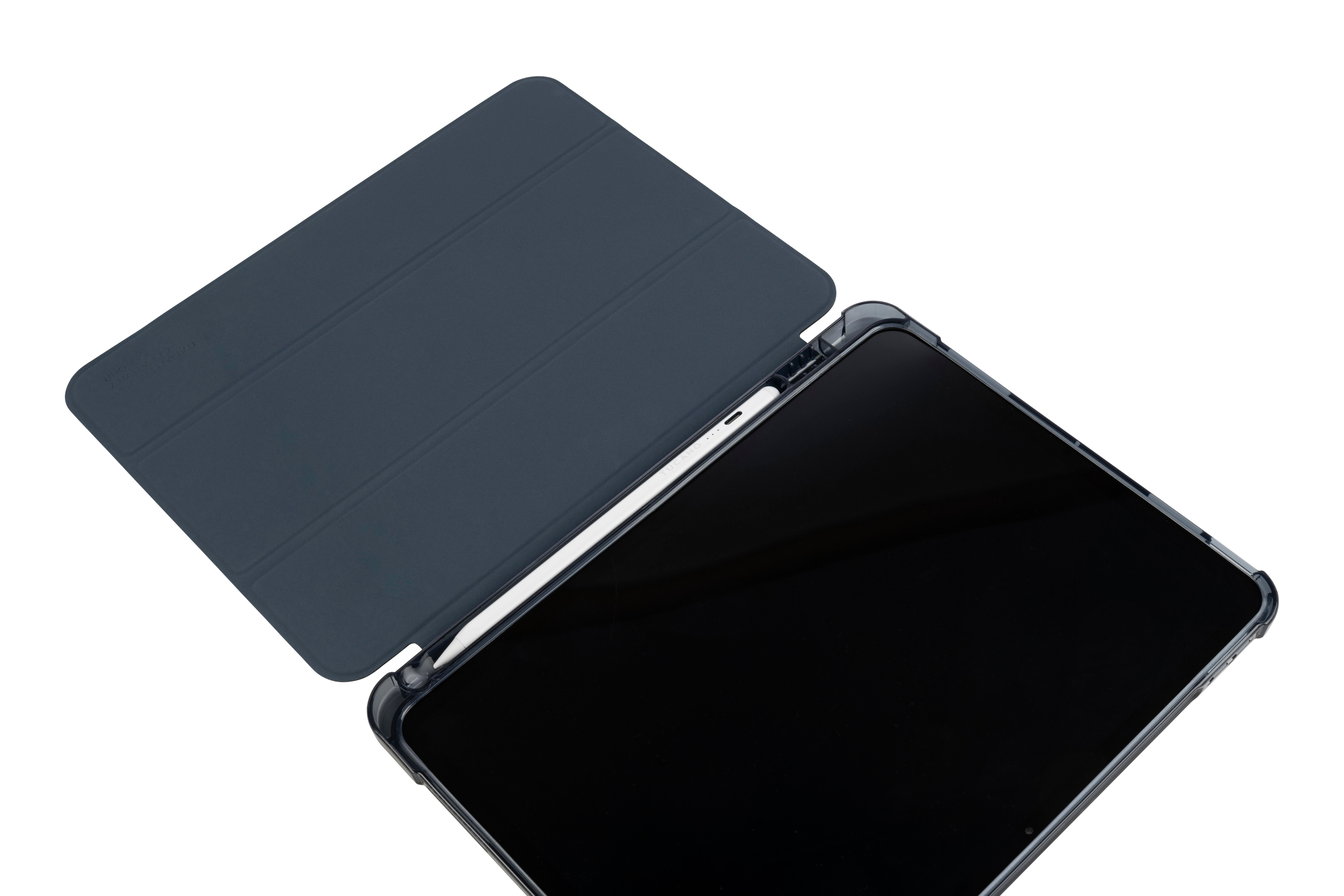 Tablet in einer Hülle, geöffnet. Der Tablet-Bildschirm ist schwarz mit Stift.