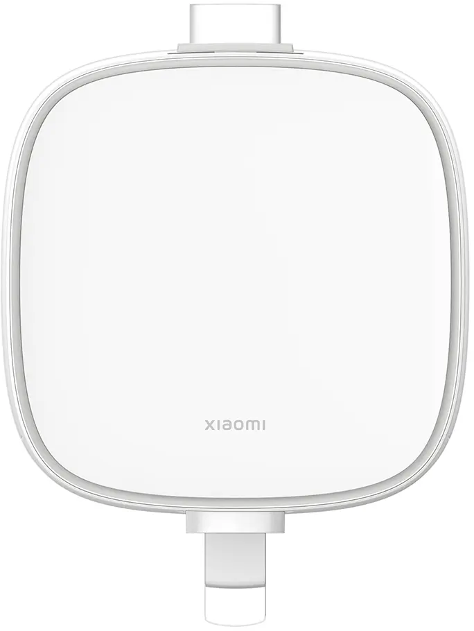 Un adaptateur secteur Xiaomi blanc avec un câble USB-C blanc.