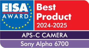 Un distintivo rettangolare con il testo 'Best Product 2024-2025' e 'APS-C CAMERA Sony Alpha 6700'.