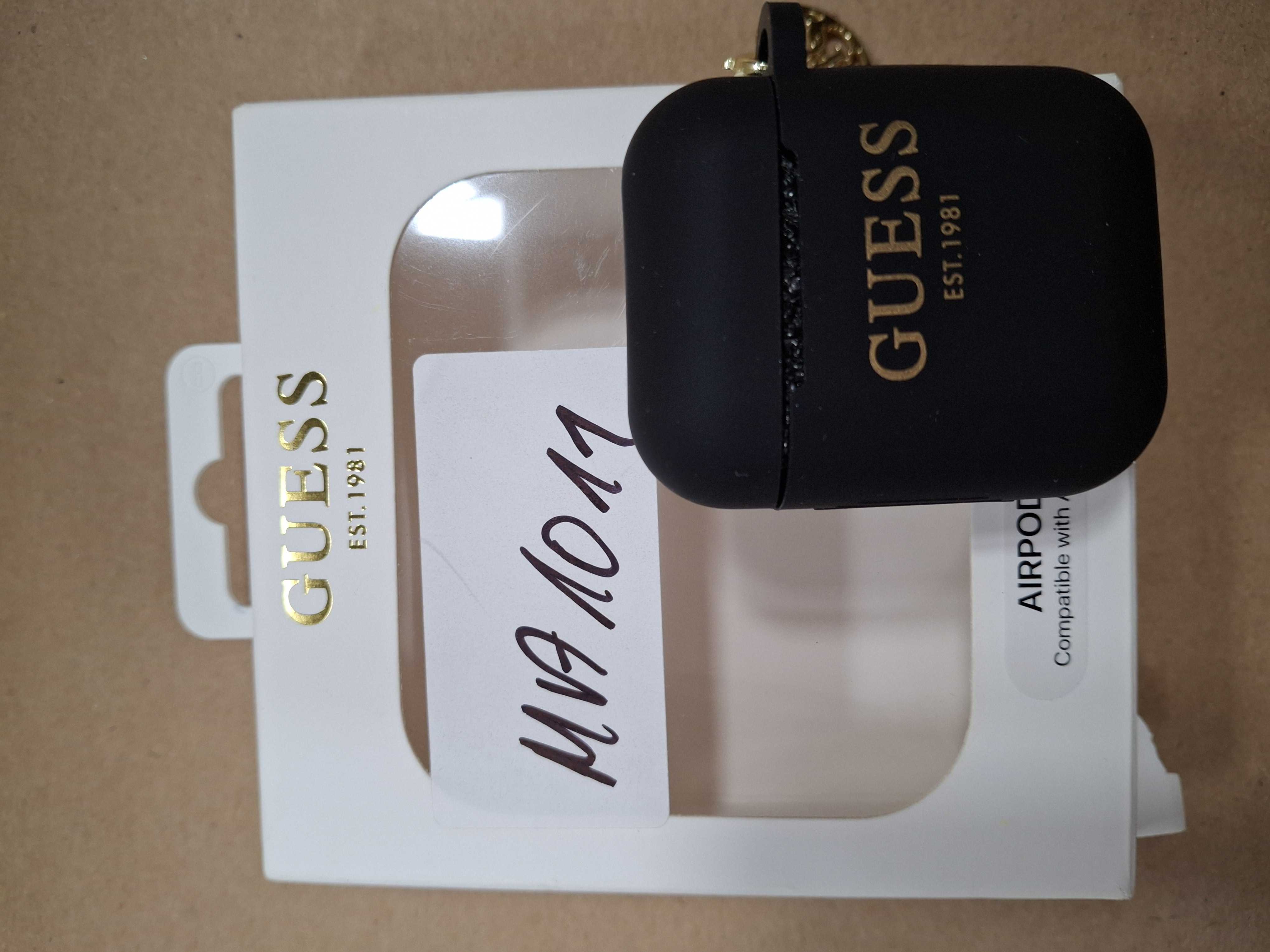 OUTLET - Etui GUESS Silicone Charm 4G Collection na słuchawki AirPods 1/2 gen. Czarny GUA2LSC4EK