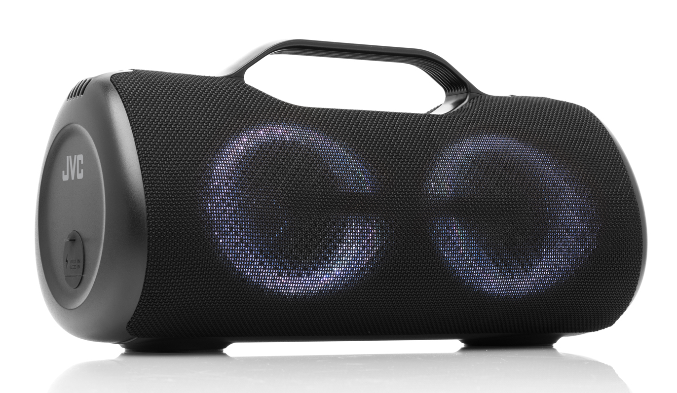 Czarny głośnik przenośny JVC z podświetlanymi kratkami głośnikowymi. Białe tło.