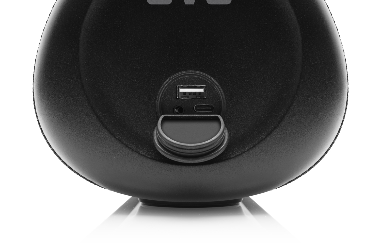 Zbliżenie tyłu czarnego głośnika z portami USB i innymi.