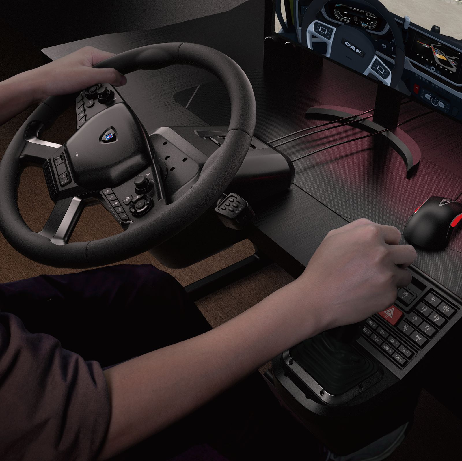 Hände am Lenkrad und Bedienfeld eines Lkw-Simulators, dunkle Umgebung.