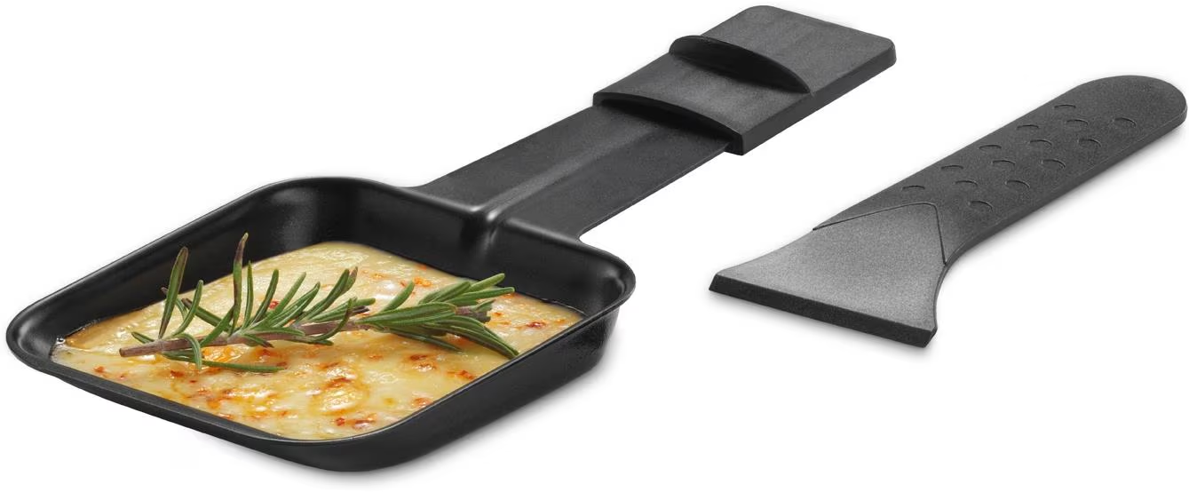 Padella per raclette nera con formaggio fuso, rosmarino e raschietto.