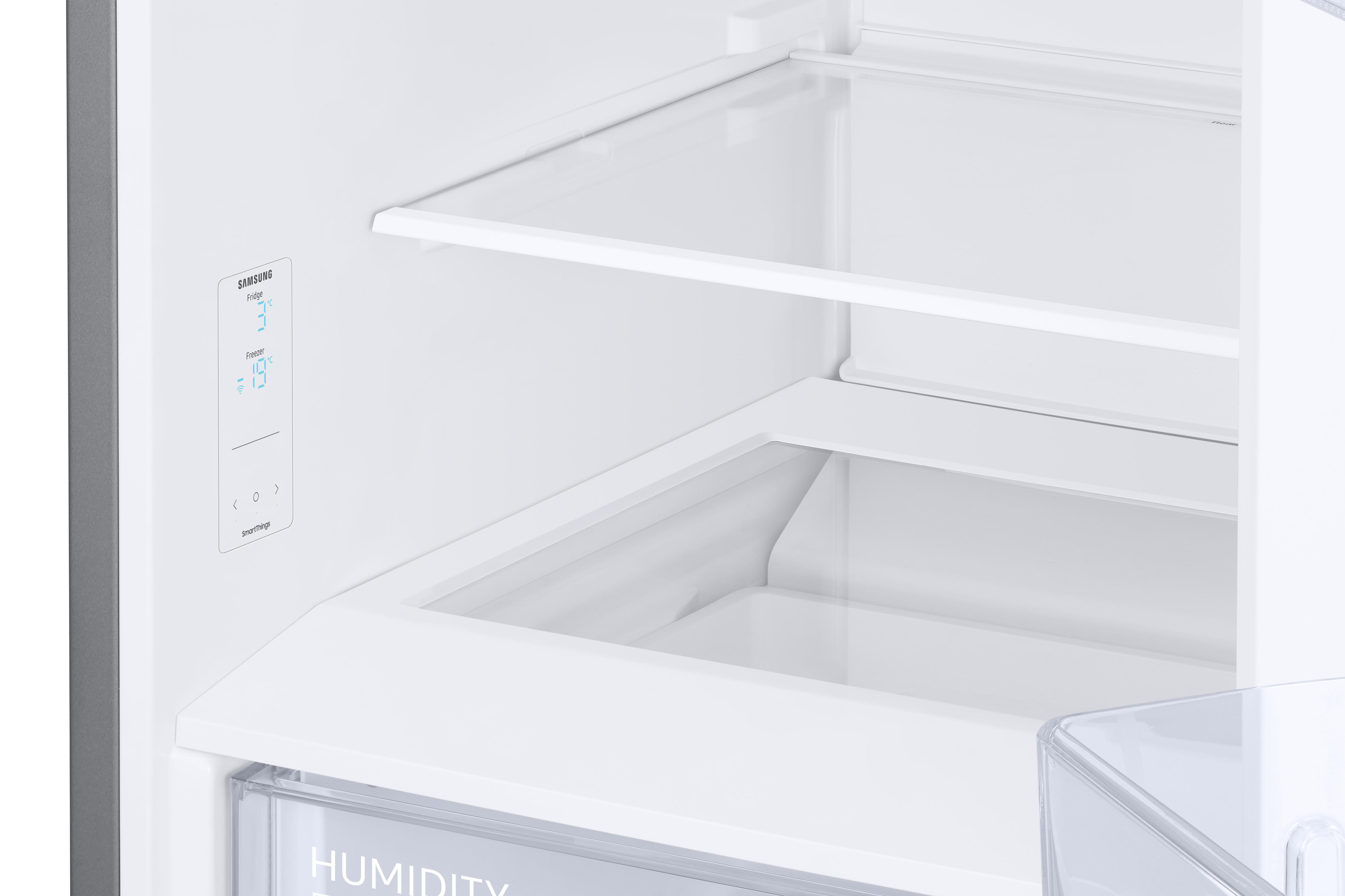 Kühlschrank-Innenraum. Regale, Schubladen und Temperaturanzeige. Weißer Innenraum.