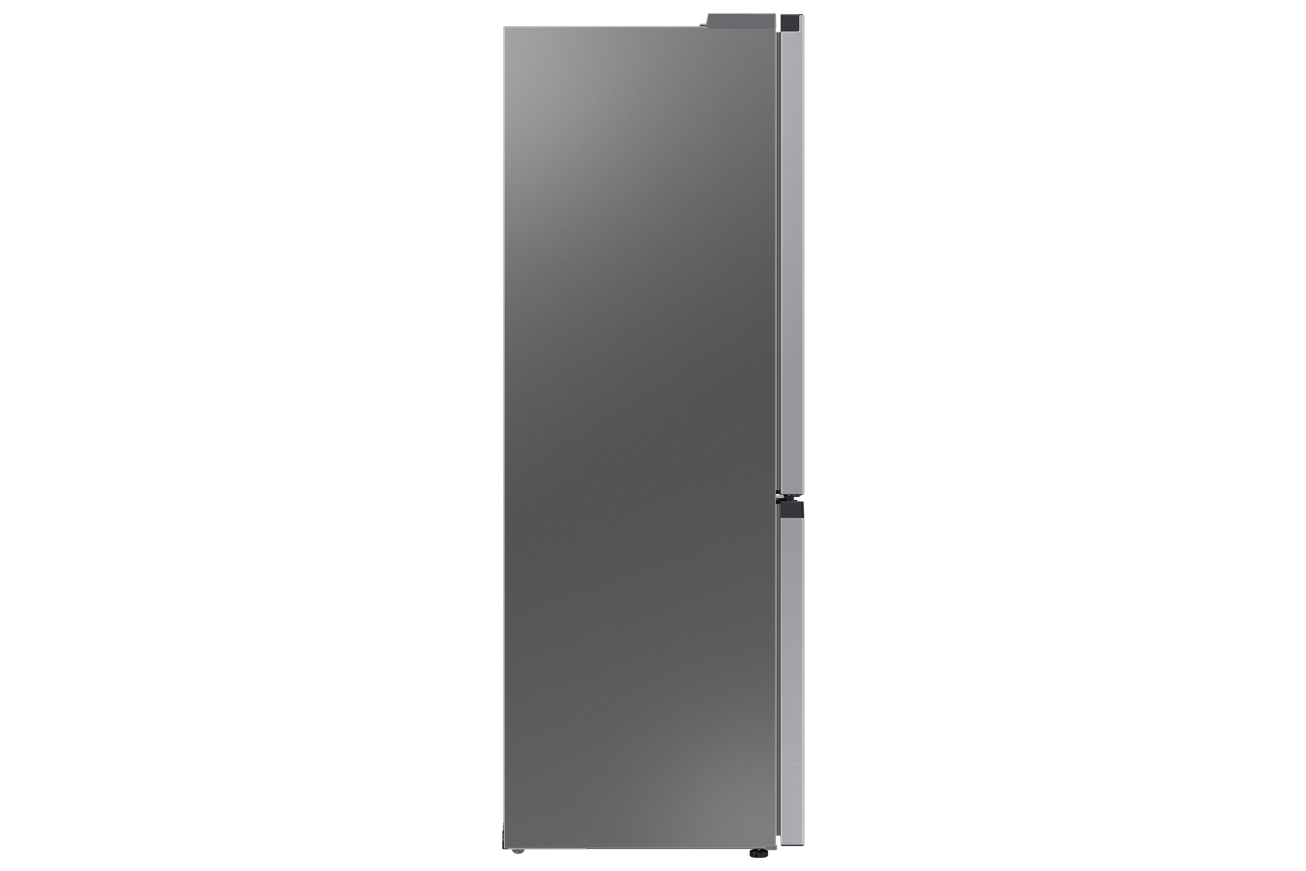 Ein hoher, grauer Kühlschrank steht auf einer weißen Oberfläche, mit Griff und Tür.