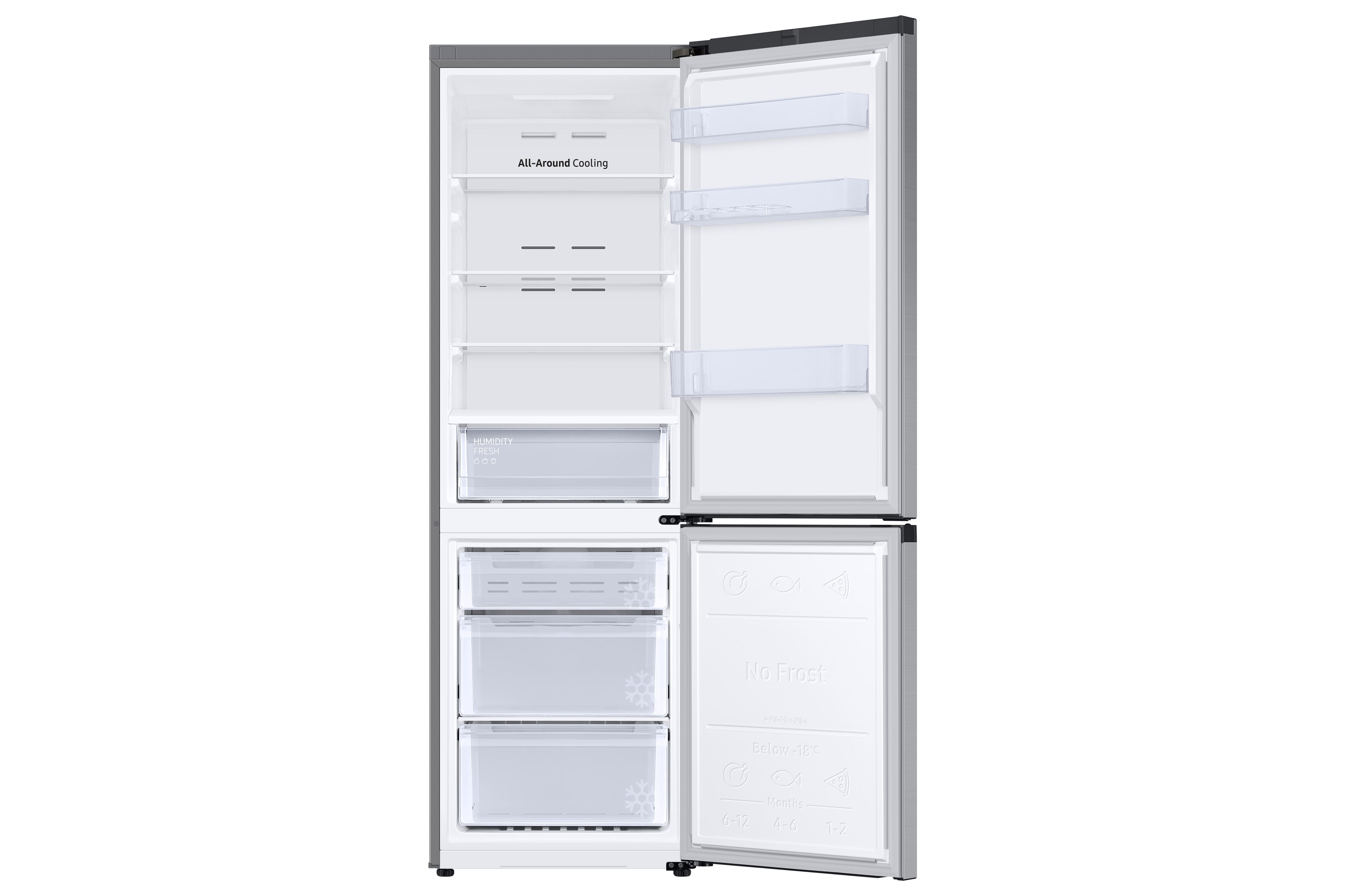 Offener Kühlschrank mit oberen Regalen, Frischhaltefächern und Gefrierschubladen, weißer Innenraum, weißer Hintergrund.