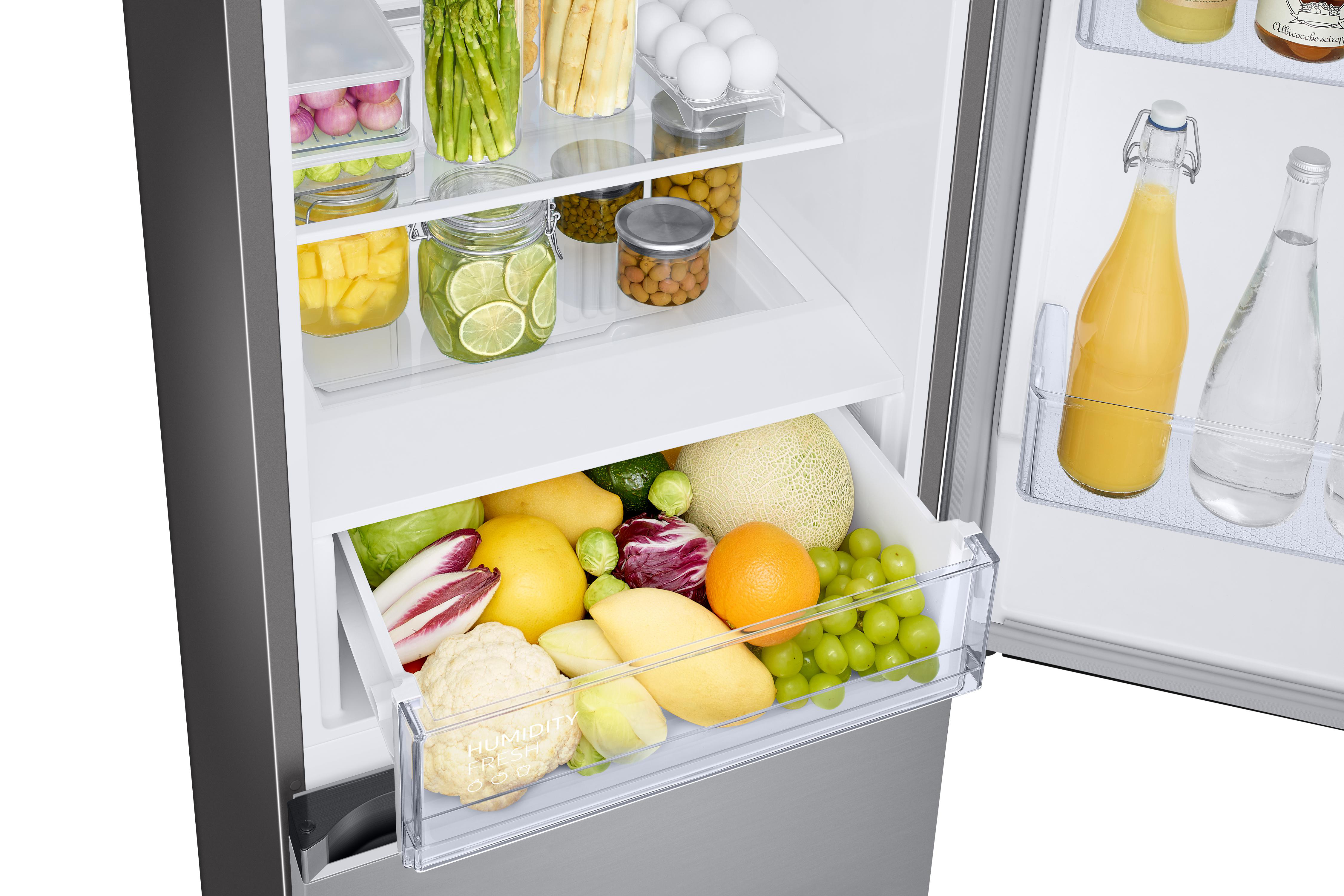 Geöffnete Kühlschublade voller frischem Obst und Gemüse. Lebensmittelbehälter sind sichtbar.